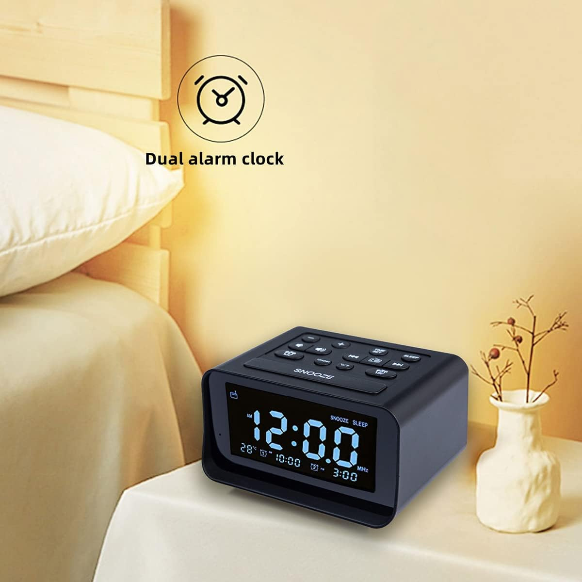 Ein schwarzer digitaler Wecker mit blauer Anzeige steht auf einem Nachttisch neben einem Bett.