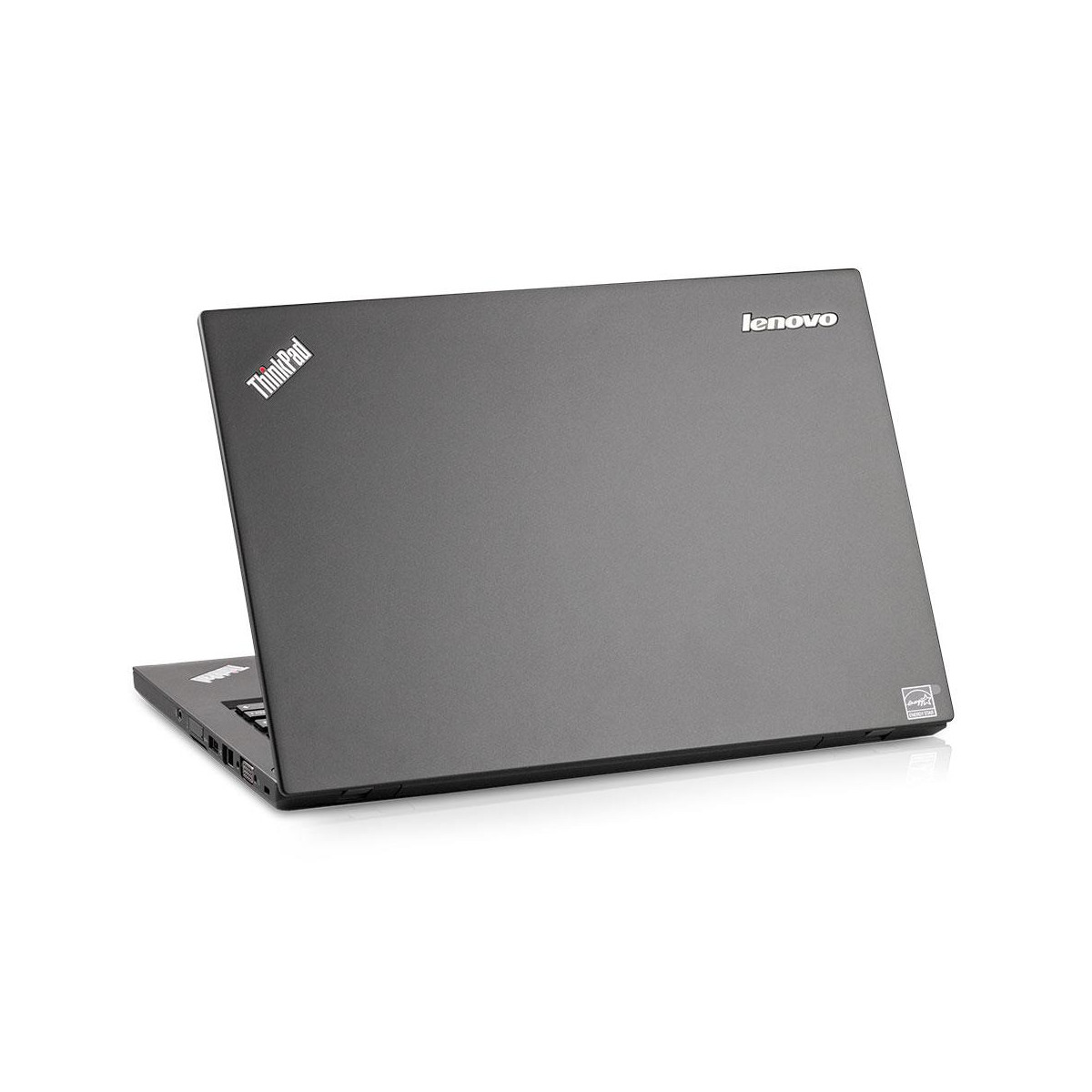 Ein geschlossener, dunkler Lenovo ThinkPad Laptop auf weißem Hintergrund.