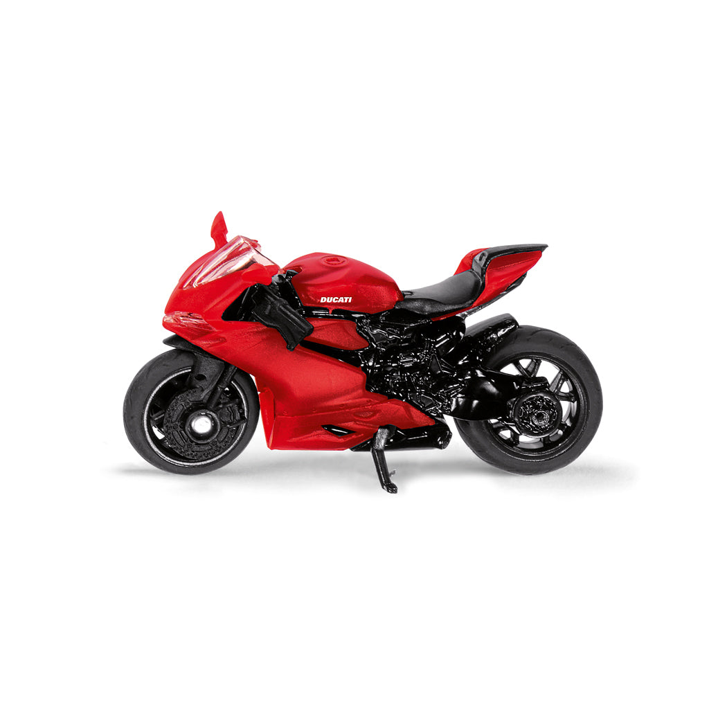 Ein rotes Ducati Motorrad mit schwarzen Details steht auf weißem Hintergrund.