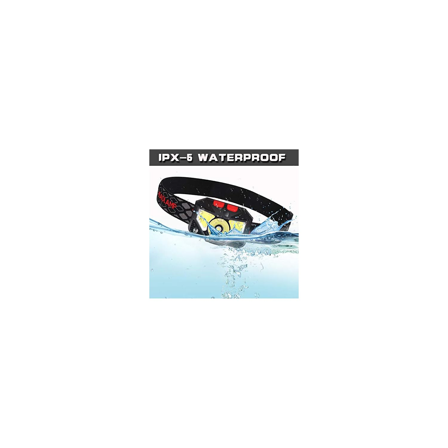 Eine Stirnlampe mit schwarzem Band taucht in Wasser ein. "IPX-5 WATERPROOF" steht darüber.