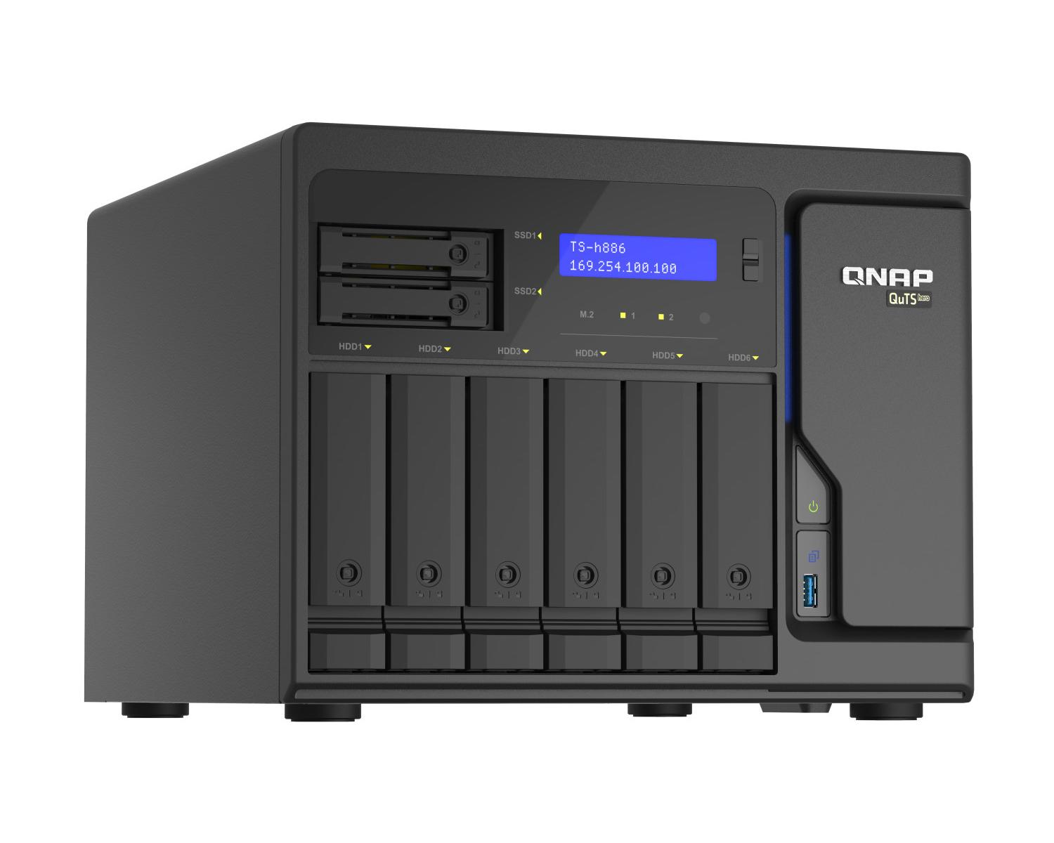 Ein QNAP NAS mit 6 Festplatteneinschüben, 2 SSD-Steckplätzen und einem blauen LCD-Bildschirm.