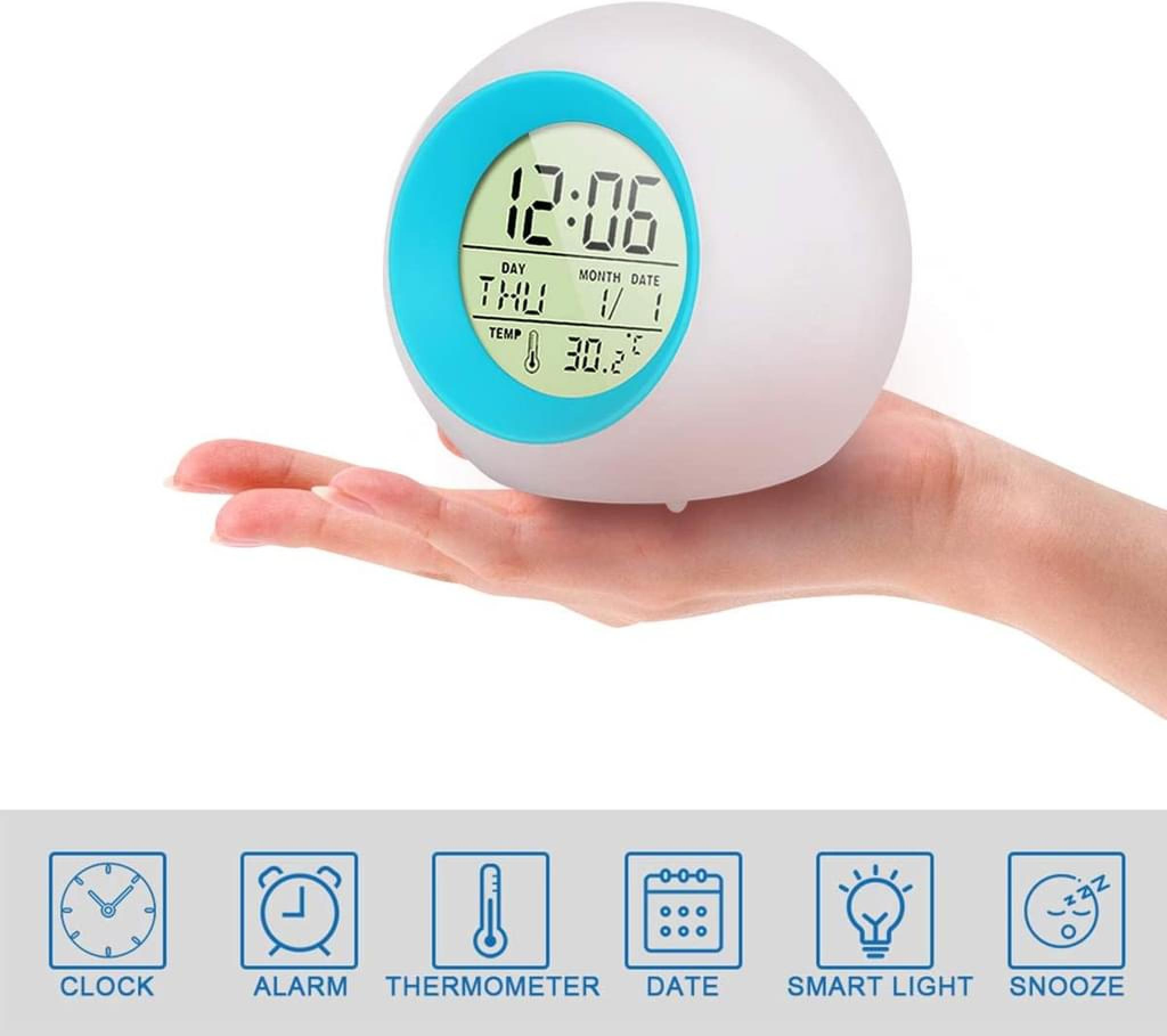 Ein runder, weißer Digitalwecker mit blauem Ring zeigt 12:06 Uhr, THU 1/1, 30.2°C.