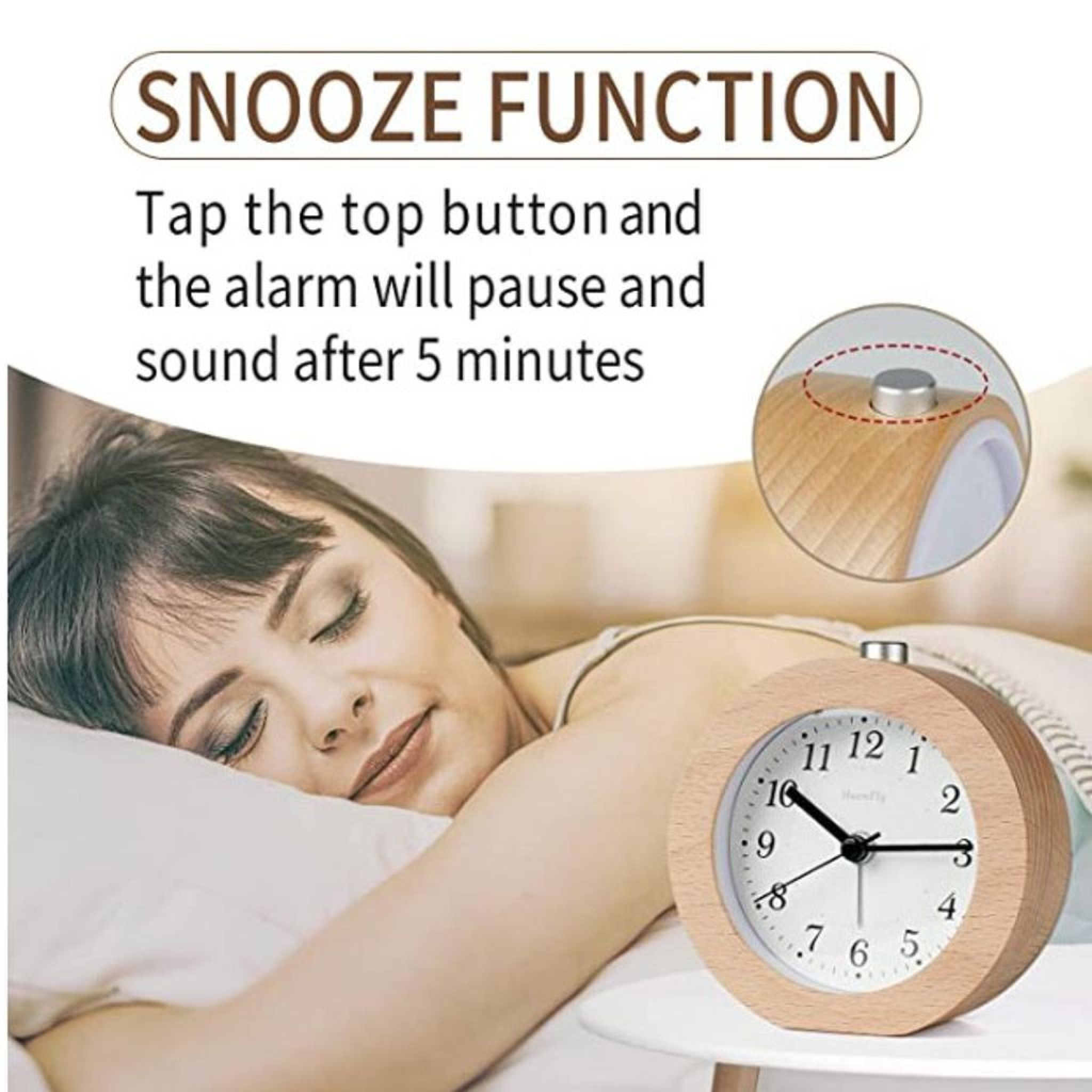 Eine Frau schläft neben einem Holzwecker mit Snooze-Funktion.