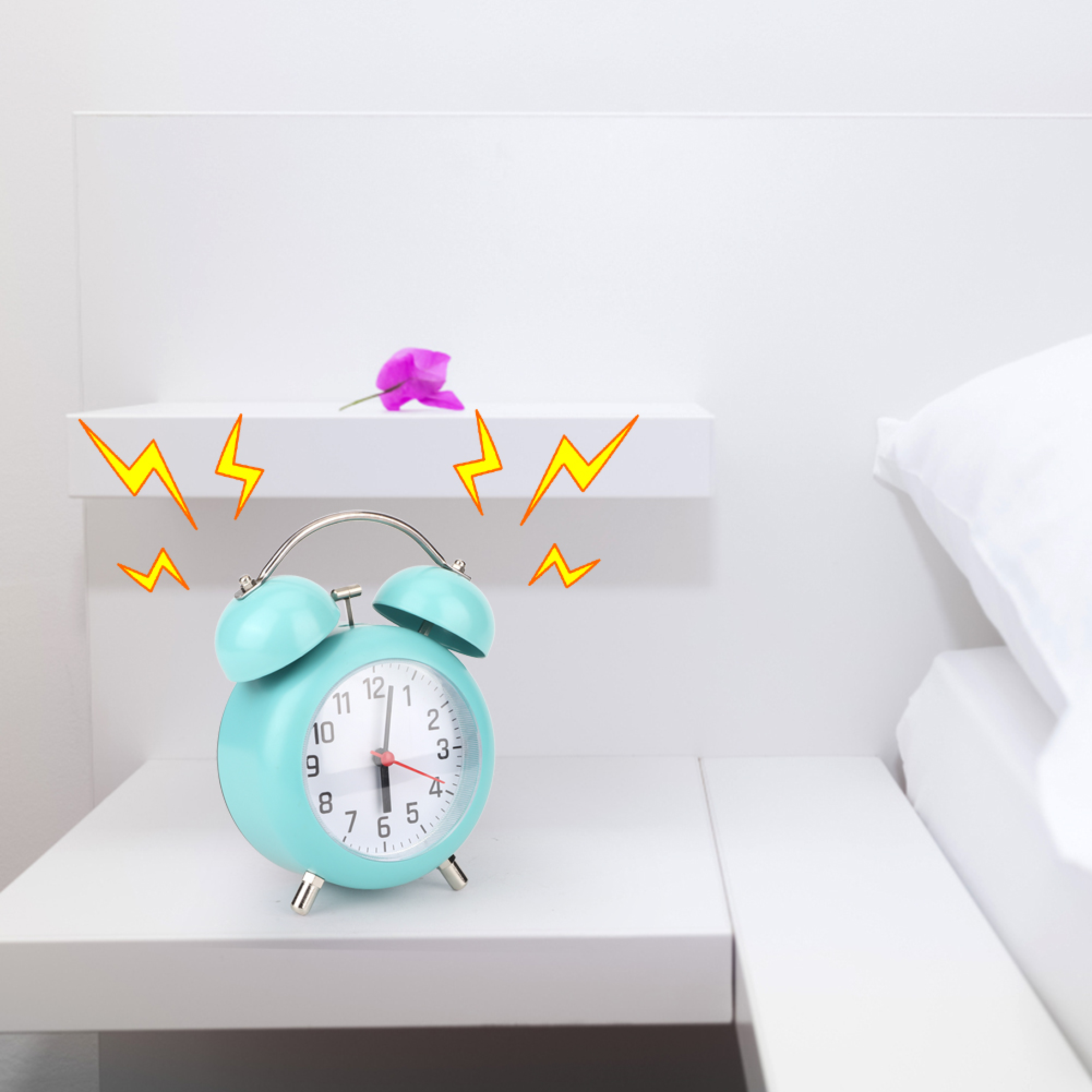 Ein türkisfarbener Wecker mit Blitz-Symbolen neben einer lila Blume auf einem Nachttisch.
