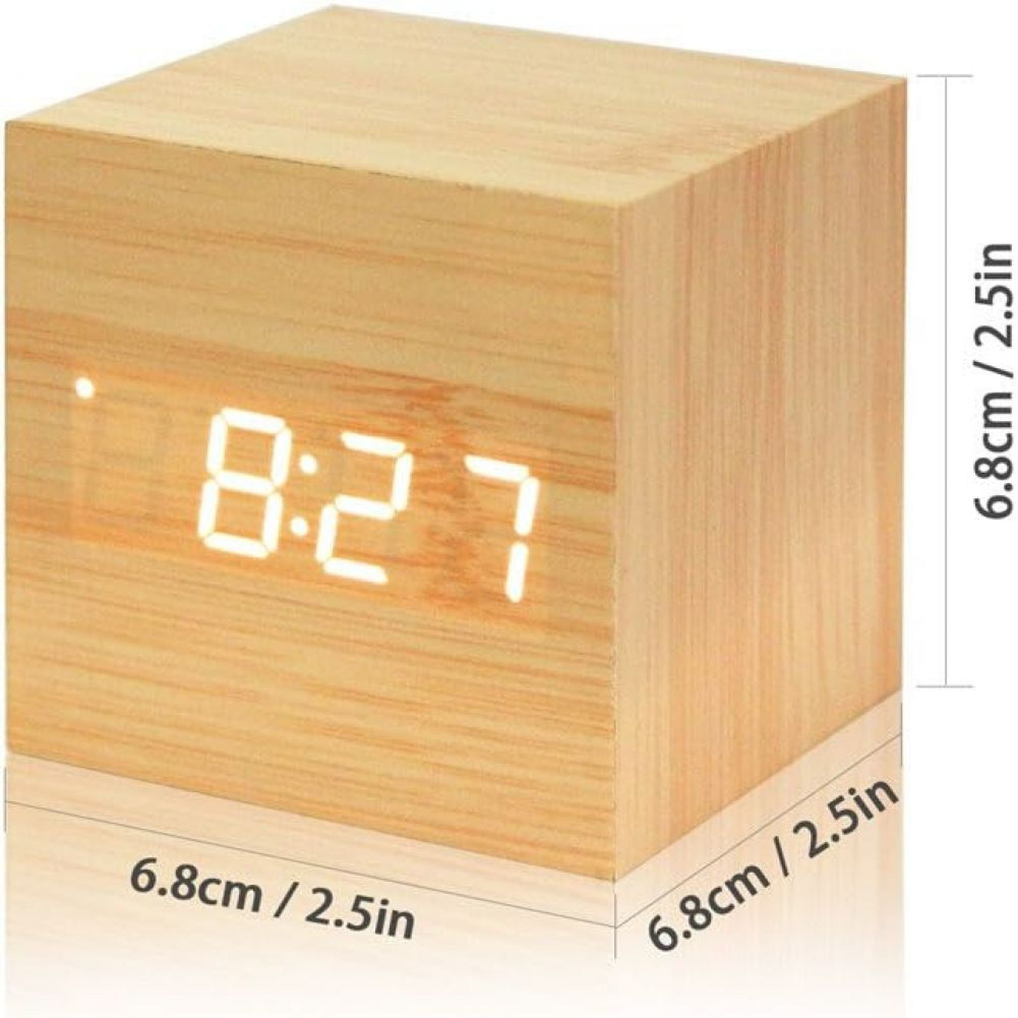 Holzdigitaluhr zeigt 8:27. Maße 6,8cm x 6,8cm x 2,5cm.