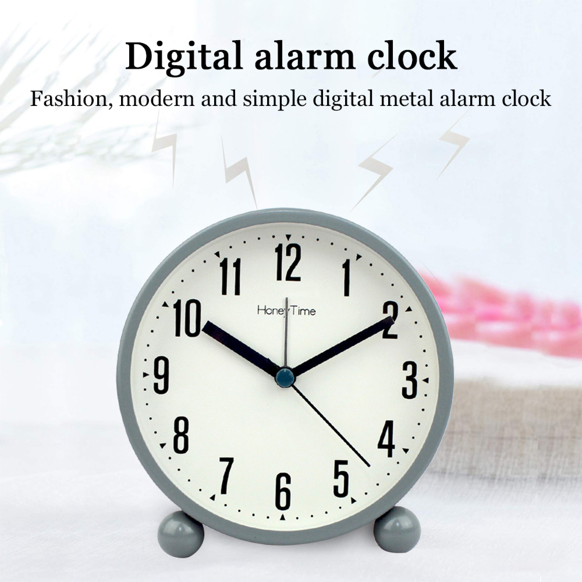 Graue Digitaluhr mit weißem Zifferblatt und schwarzen Zeigern.