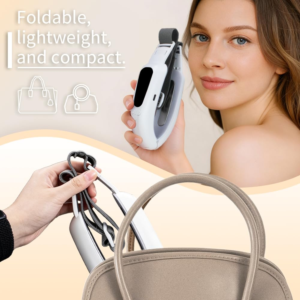 Eine Frau hält ein weißes faltbares Gerät. Eine Hand packt es in eine Tasche.
