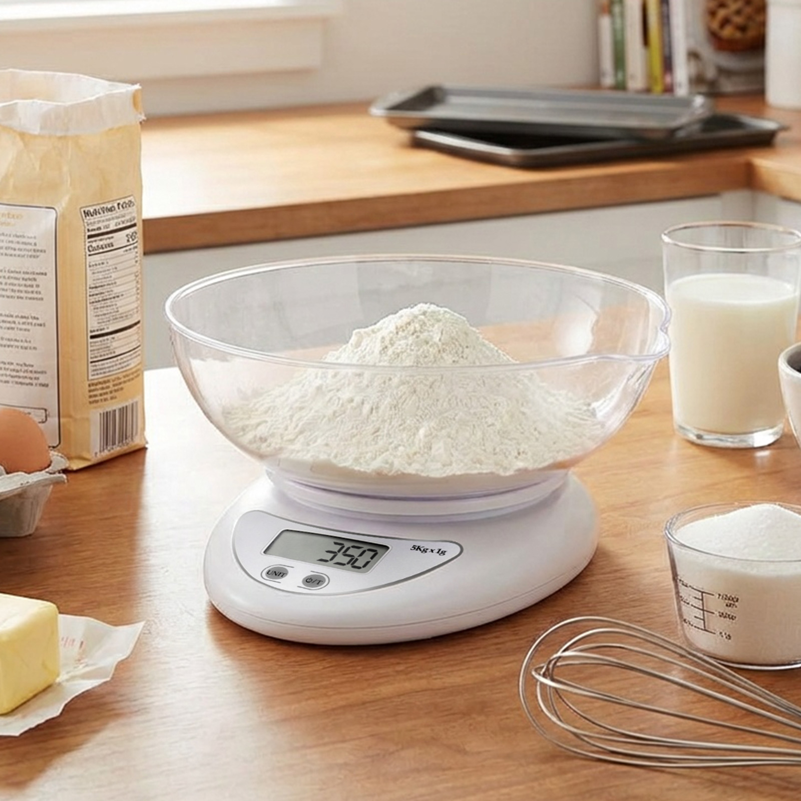 Eine digitale Waage zeigt 350g mit Mehl in einer Schüssel an. Backzutaten stehen auf einer Holztheke.