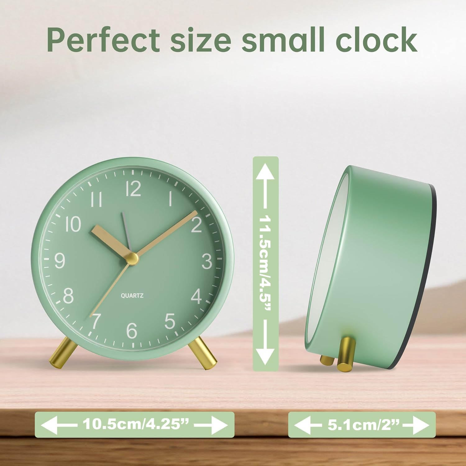 Grüne Wecker mit goldenen Füßen, 10,5cm breit, 11,5cm hoch, 5,1cm tief.