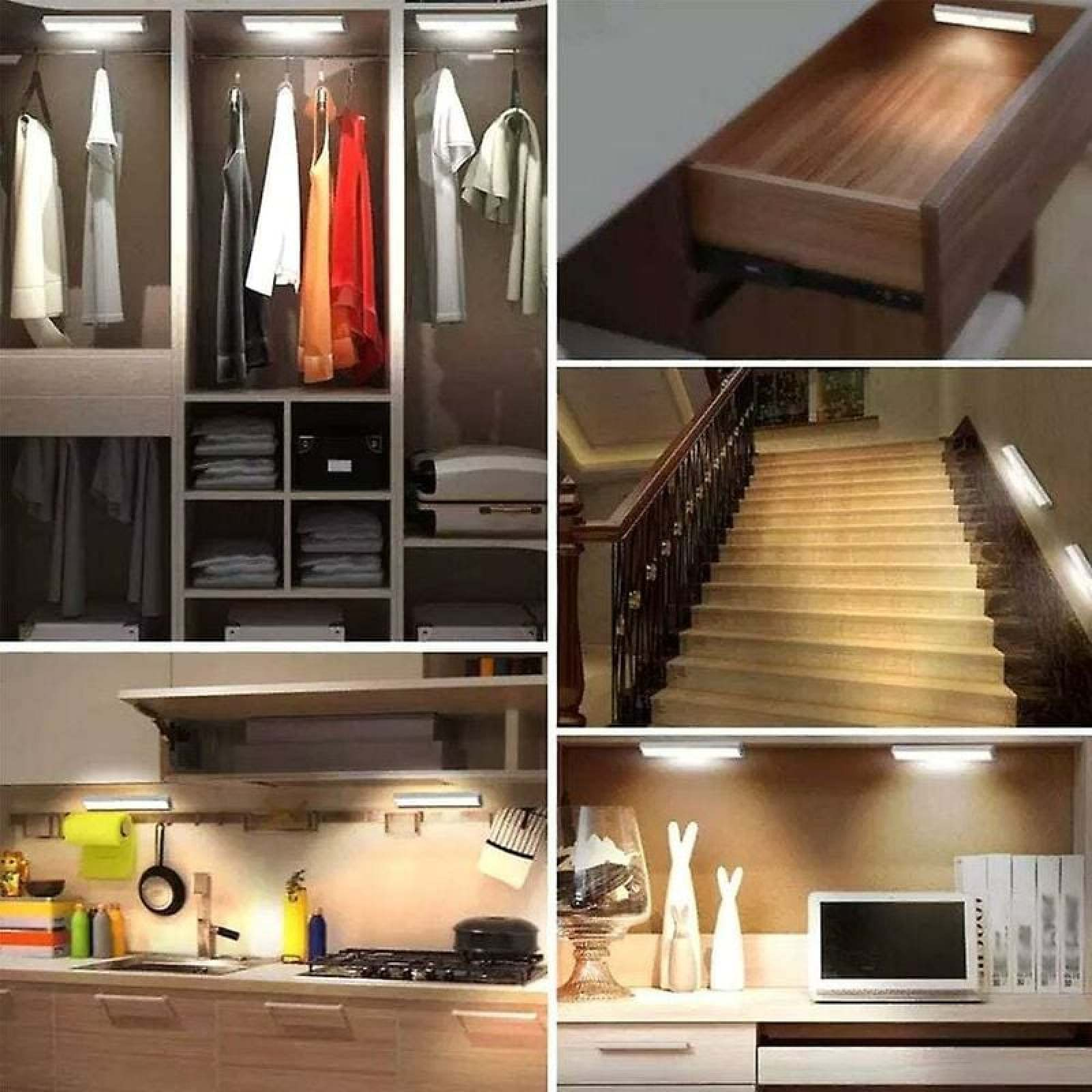 Ein Schrank, eine Schublade, eine Treppe, eine Küche und ein Schreibtisch mit Lichtern.