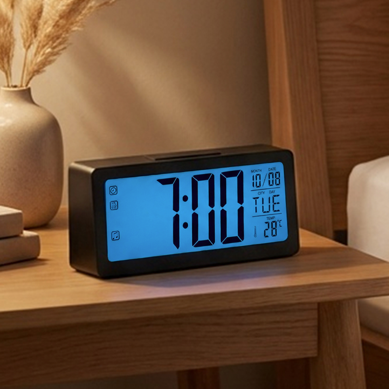 Ein digitaler Wecker zeigt 7:00 Uhr, Dienstag, 10. August, 28°C an.