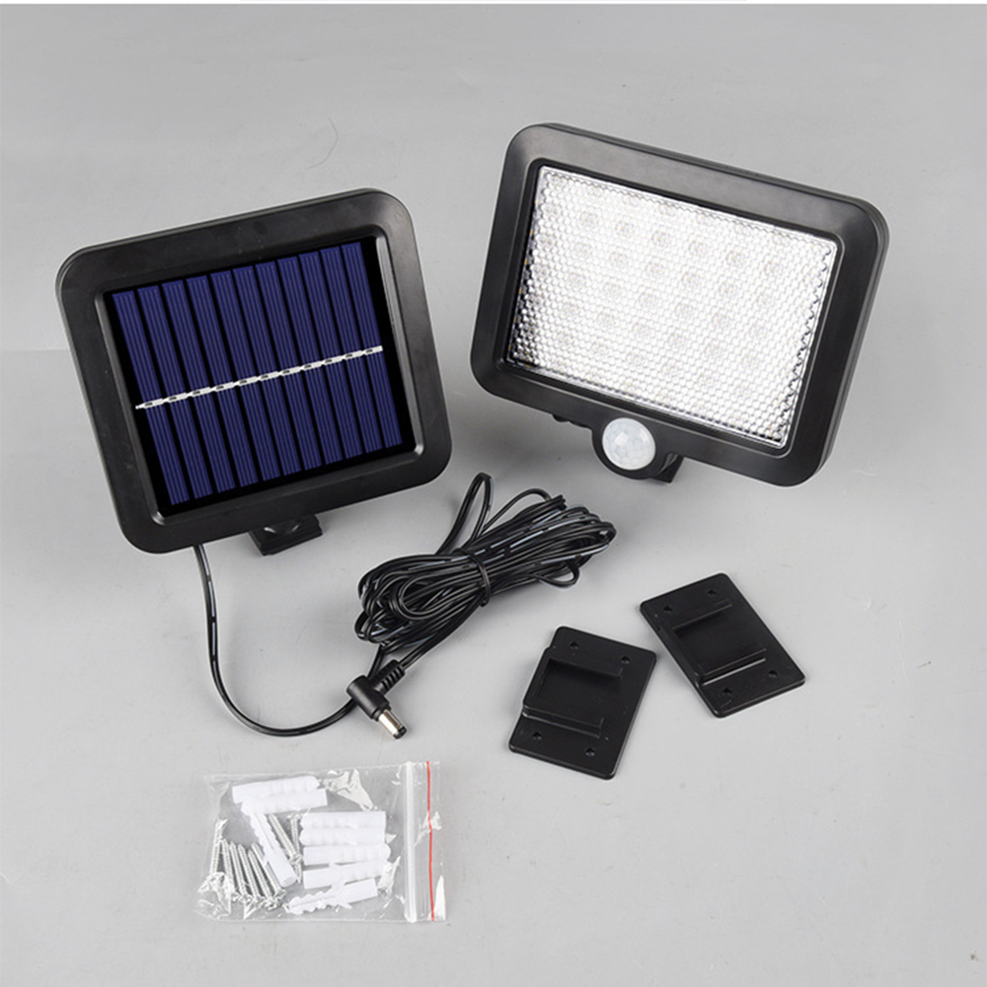 Solarleuchte mit Solarpanel, Kabel, Halterungen und Schrauben auf grauem Hintergrund.