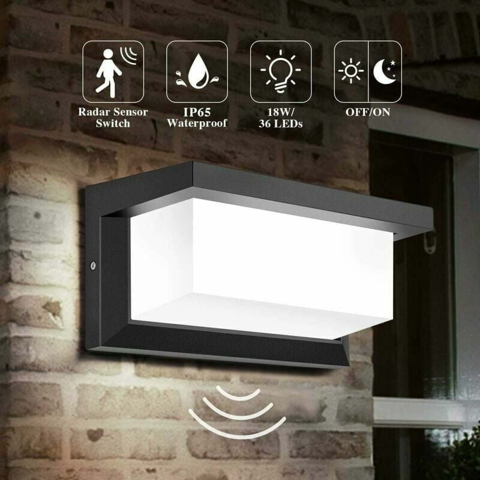 Moderne schwarze Wandleuchte mit weißem Diffusor, montiert auf einer Ziegelwand.