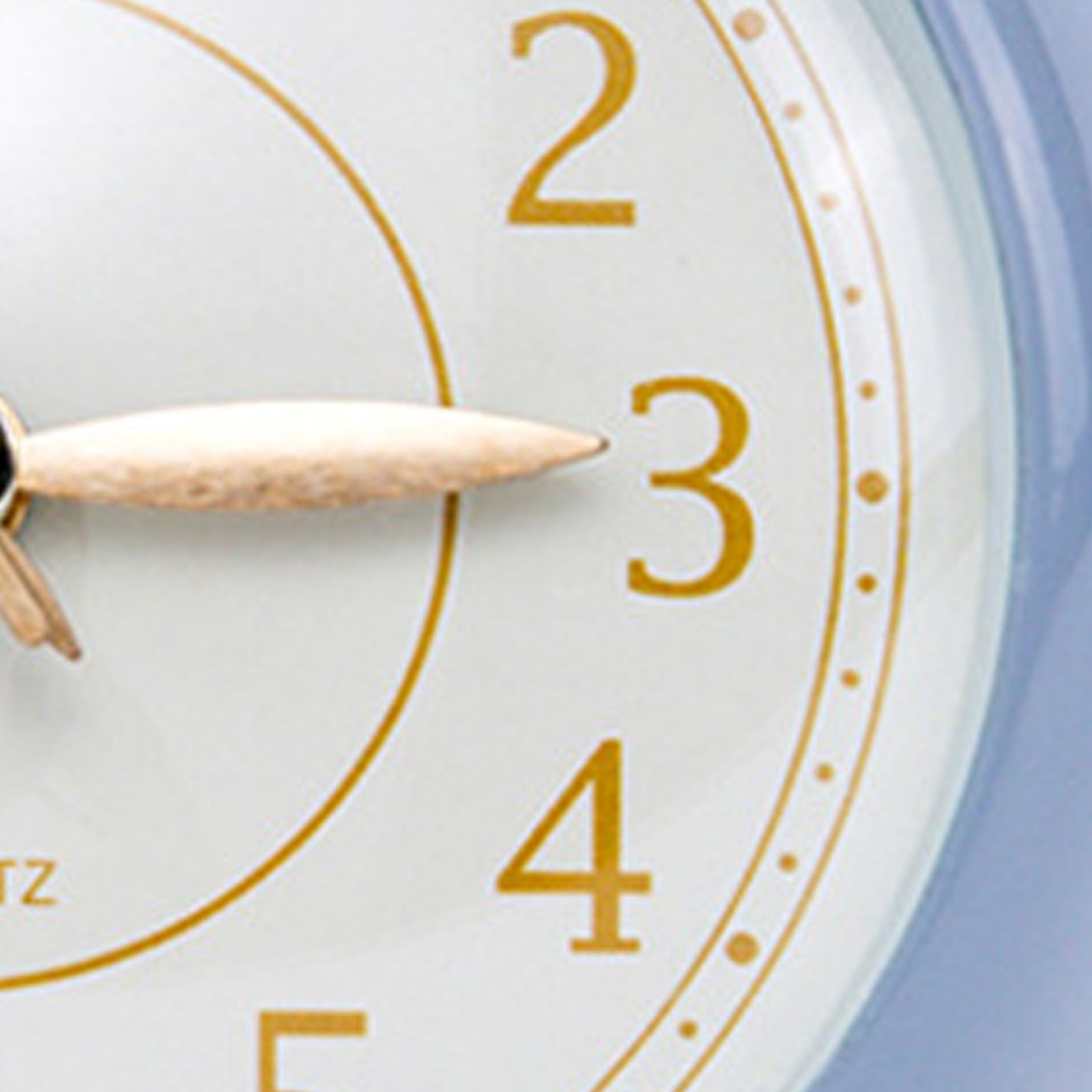 Nahaufnahme einer Uhr mit goldenen Zahlen 2, 3, 4 und einem Zeiger.