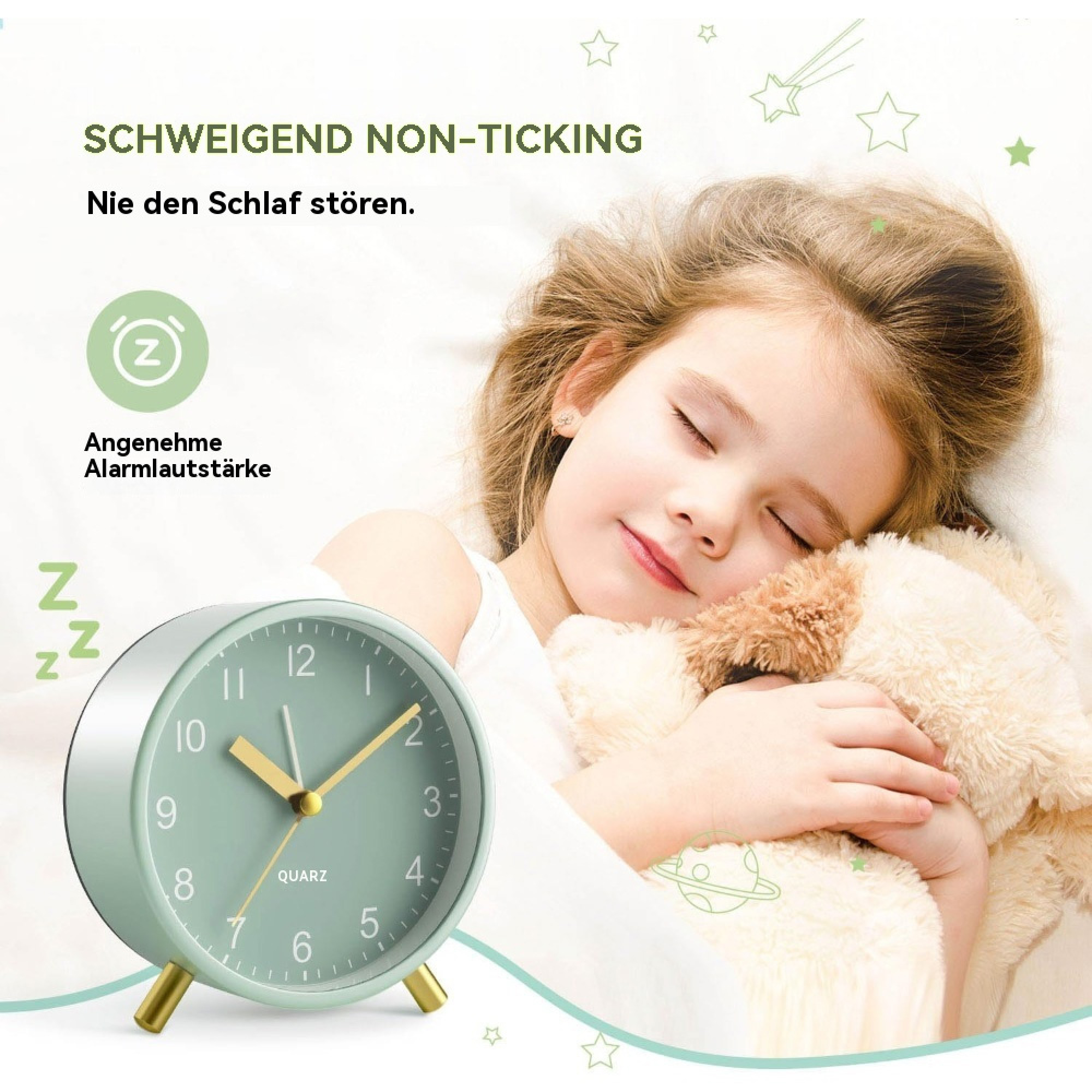 Ein kleines Mädchen schläft friedlich mit einem Teddybär, ein Wecker ist daneben.