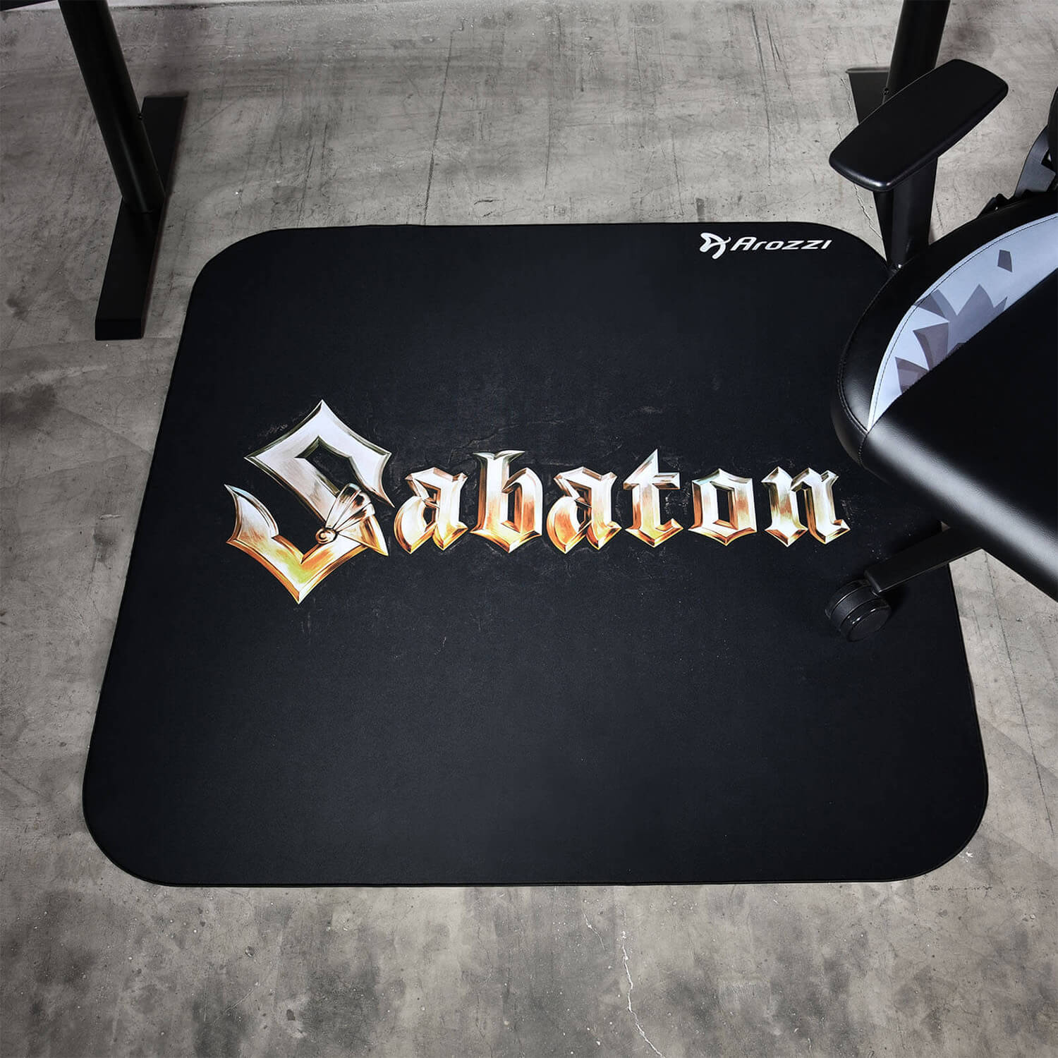Schwarzer Gaming-Bodenbelag mit „Sabaton“-Logo und Arozzi-Schriftzug.