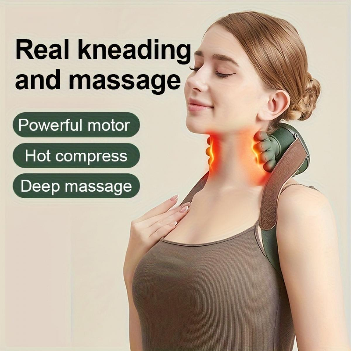 Frau mit Nackenmassagegerät, das Wärme und tiefe Massage bietet.