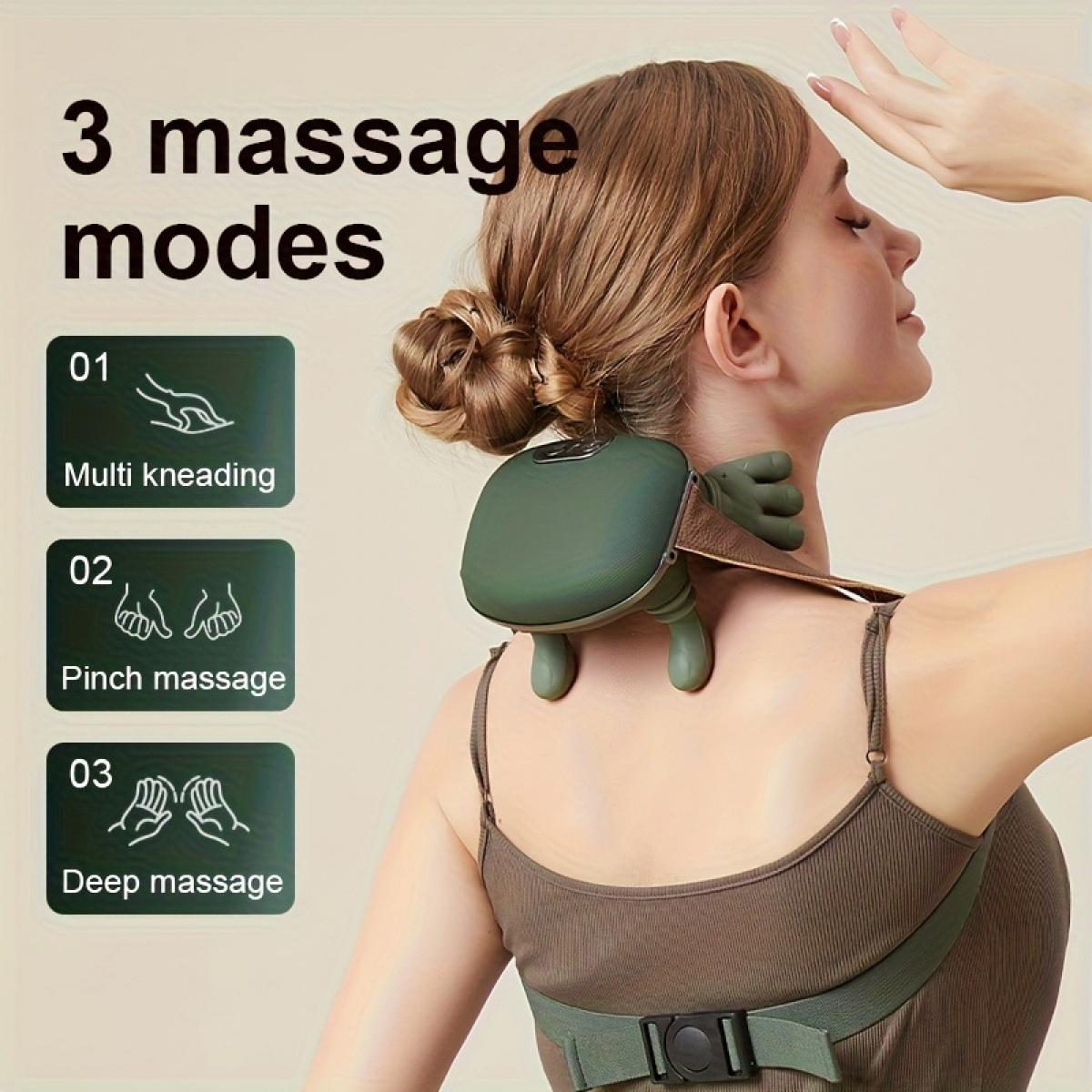 Eine Frau mit einem Nackenmassagegerät, das drei Modi anzeigt.