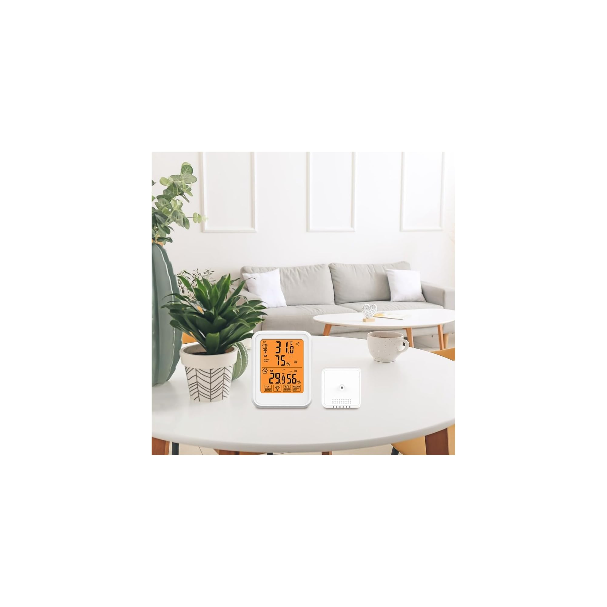 Ein digitales Thermometer und Hygrometer mit orangefarbenem Display steht auf einem weißen Tisch.