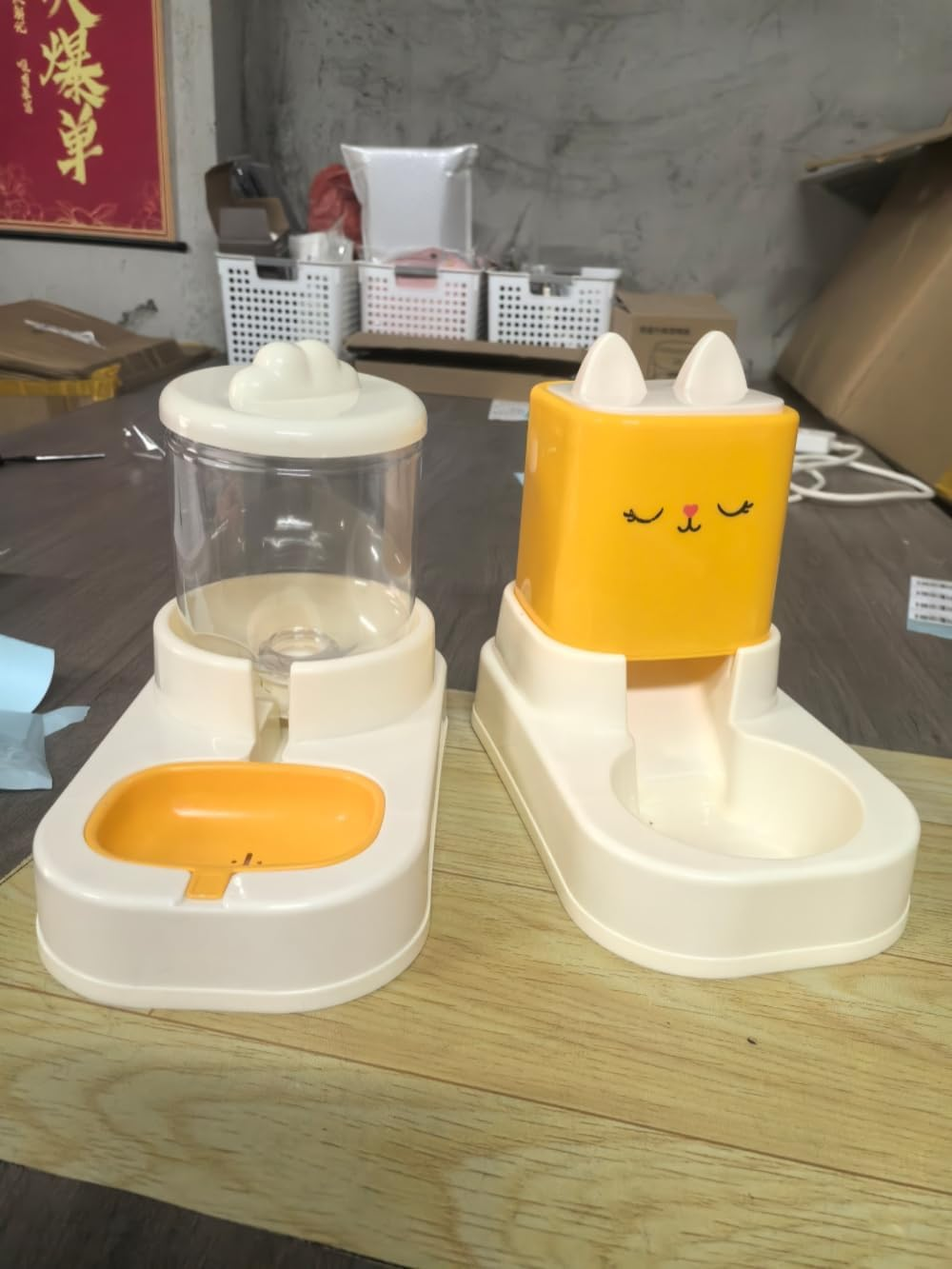 Zwei weiße und gelbe Haustierfutterspender, einer mit Katzenmotiv.