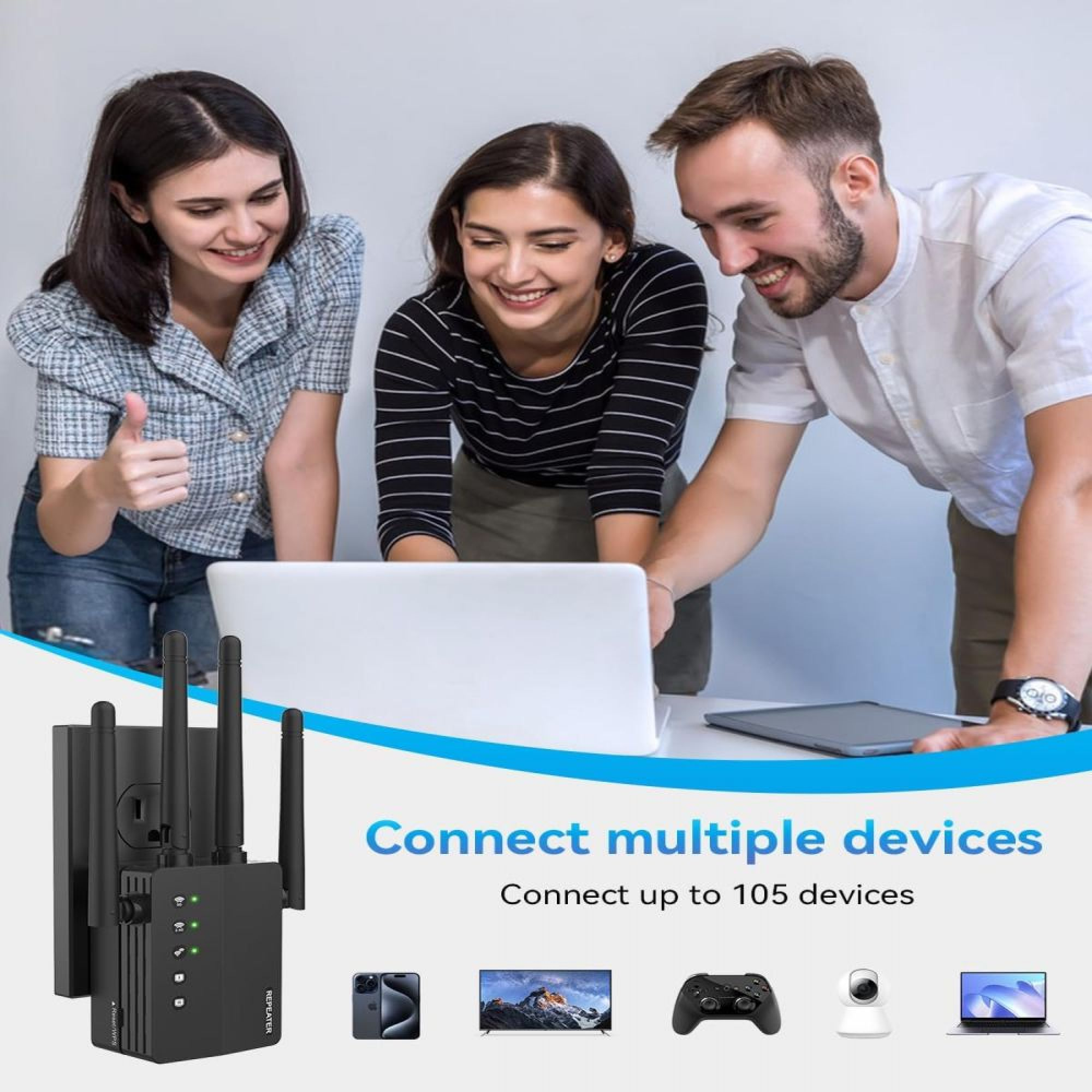 Drei Personen schauen auf einen Laptop. Ein WLAN-Repeater steht daneben.