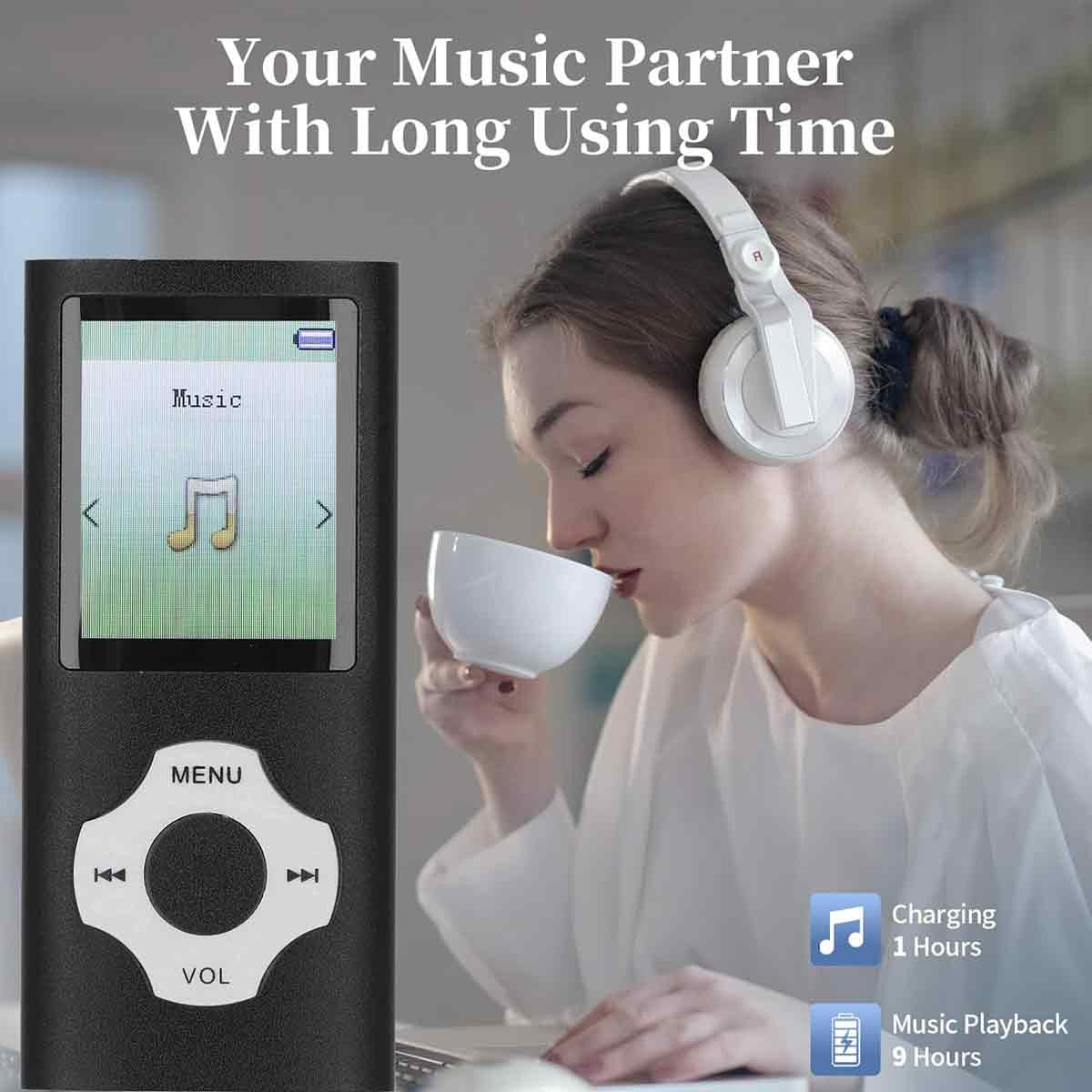 Ein schwarzer MP3-Player mit Kopfhörern und einer Frau, die Kaffee trinkt.