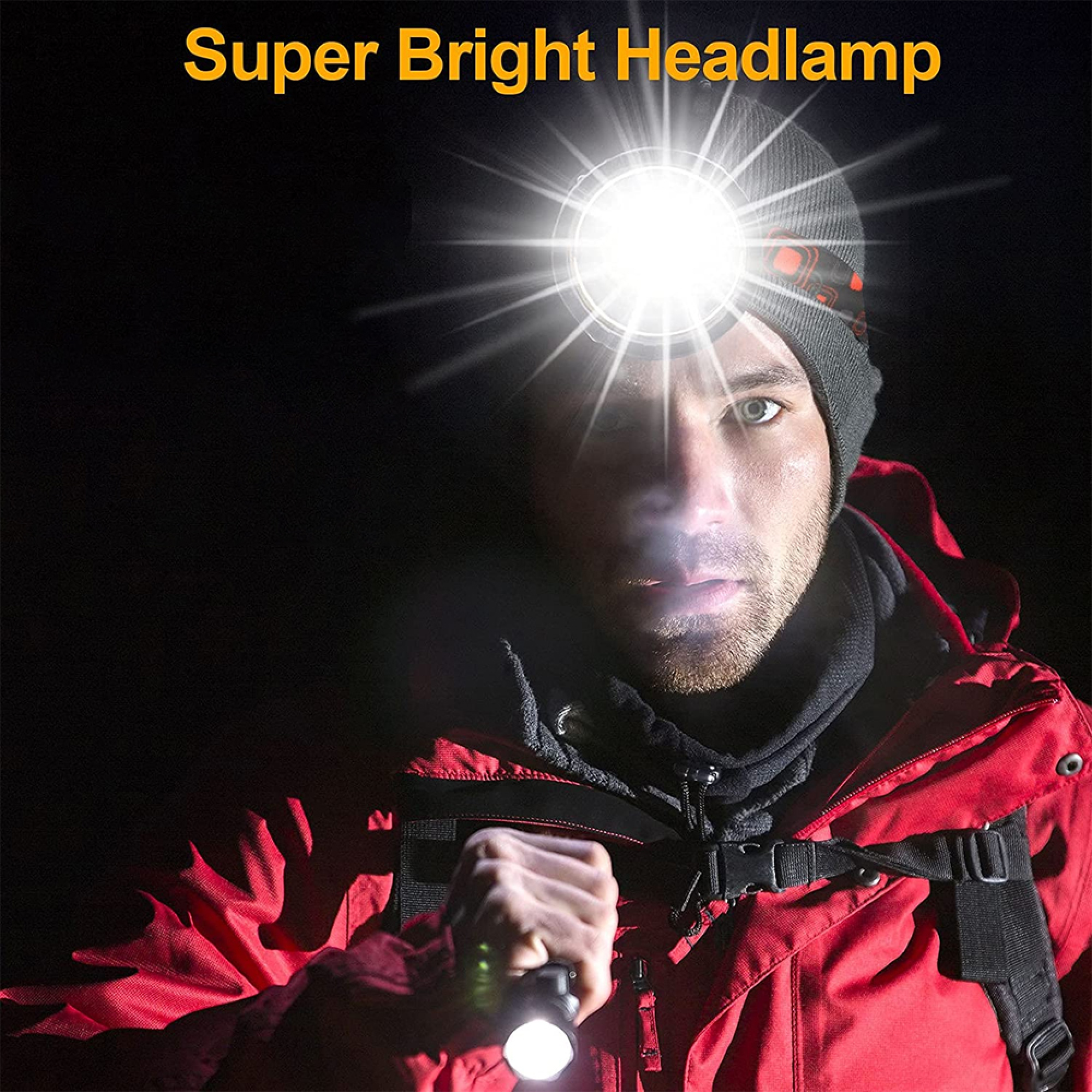 Mann mit Stirnlampe, rote Jacke, hält Taschenlampe.