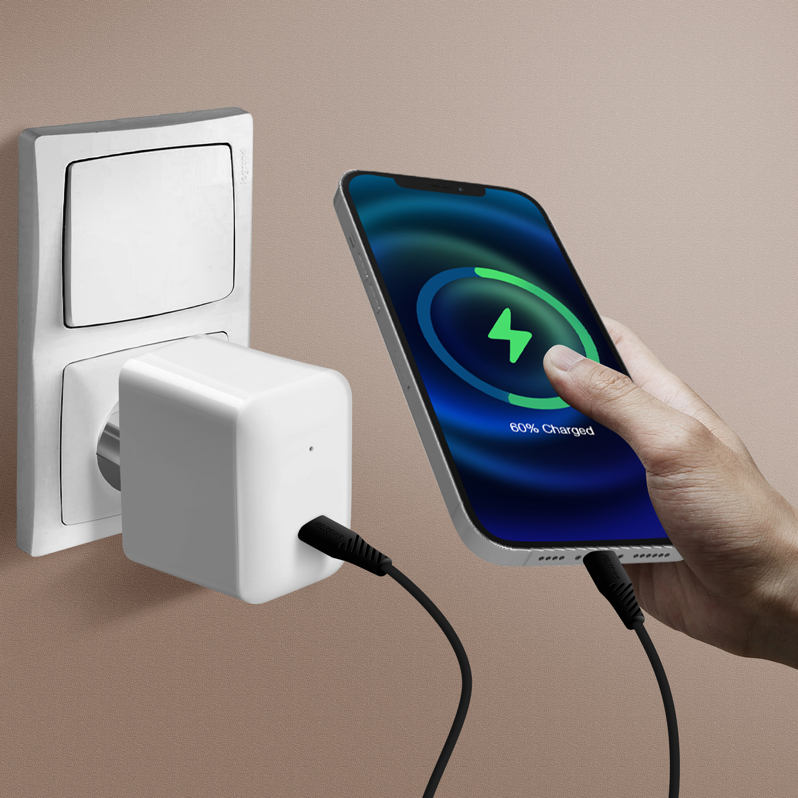 Un caricabatterie bianco è collegato a una presa a muro e un telefono si sta caricando.