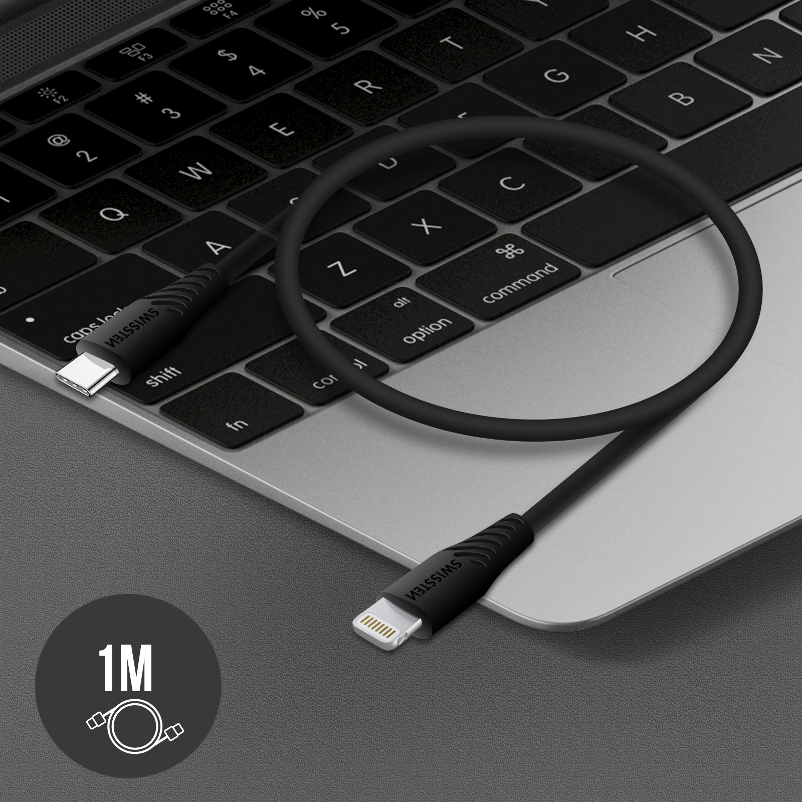 Un cavo da USB-C a Lightning nero su una tastiera per laptop, con icona 1M.