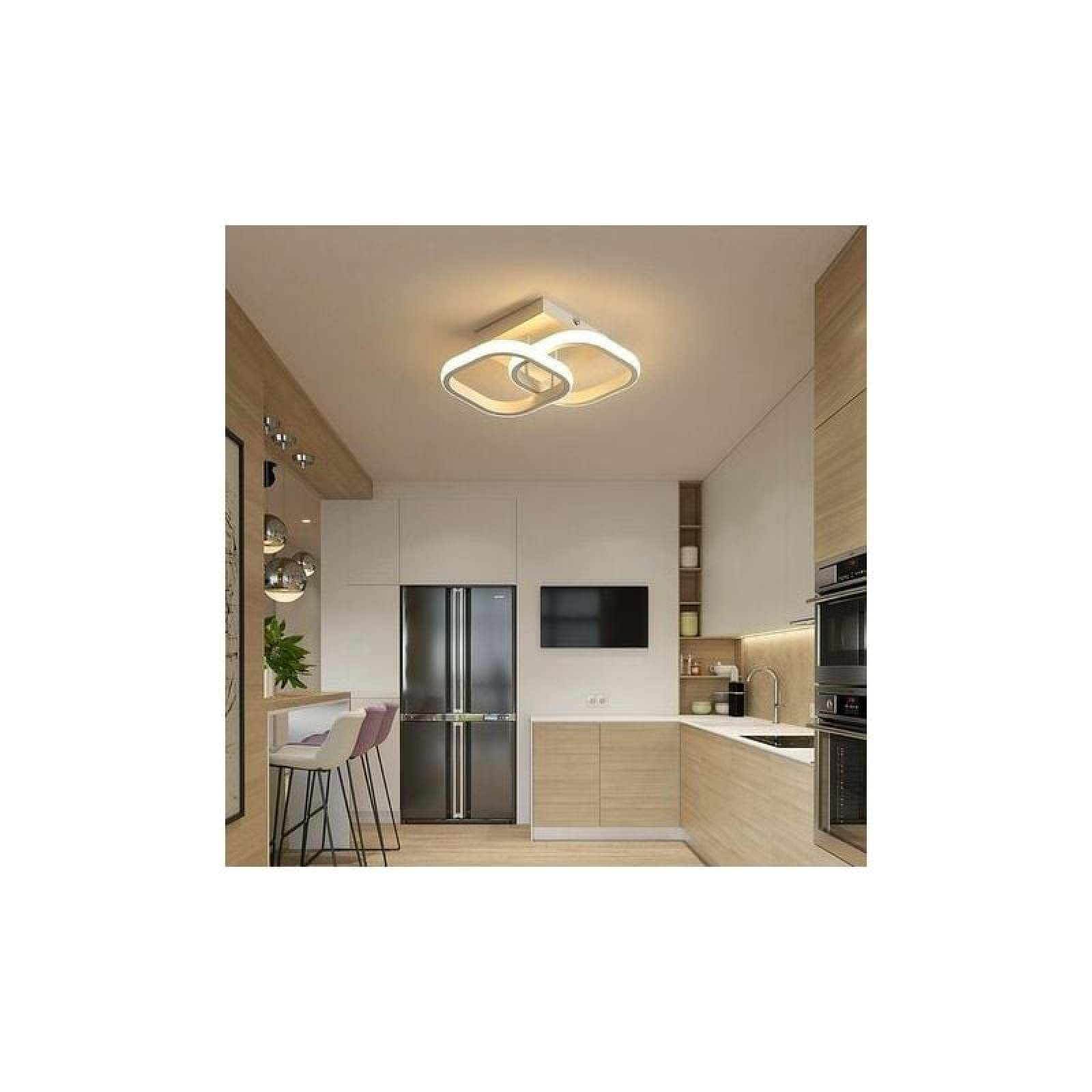 Moderne Küche mit Insel, Kühlschrank, Ofen, Spüle und einzigartiger Deckenleuchte.