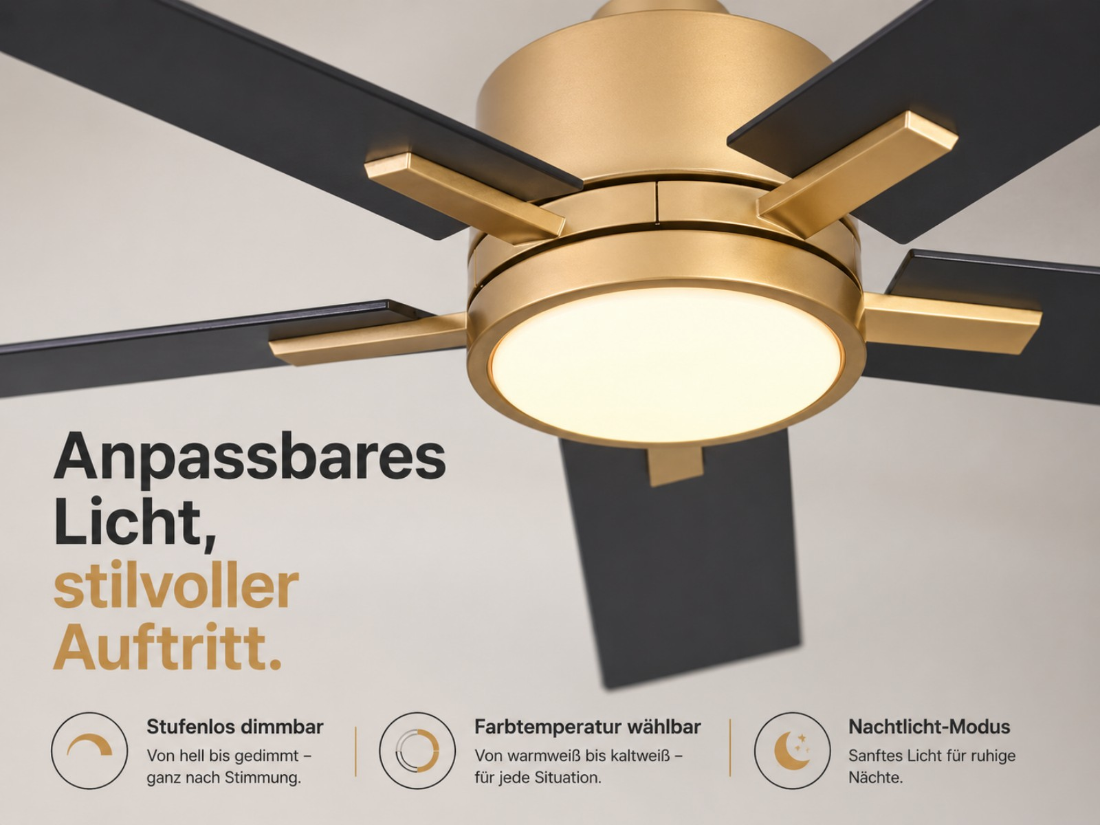 Deckenventilator mit goldenem Gehäuse, schwarzen Rotorblättern und integriertem Licht.