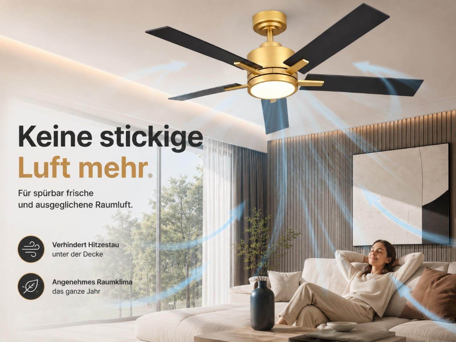 Deckenventilator mit goldenem Gehäuse und schwarzen Rotorblättern, der Luft zirkuliert.