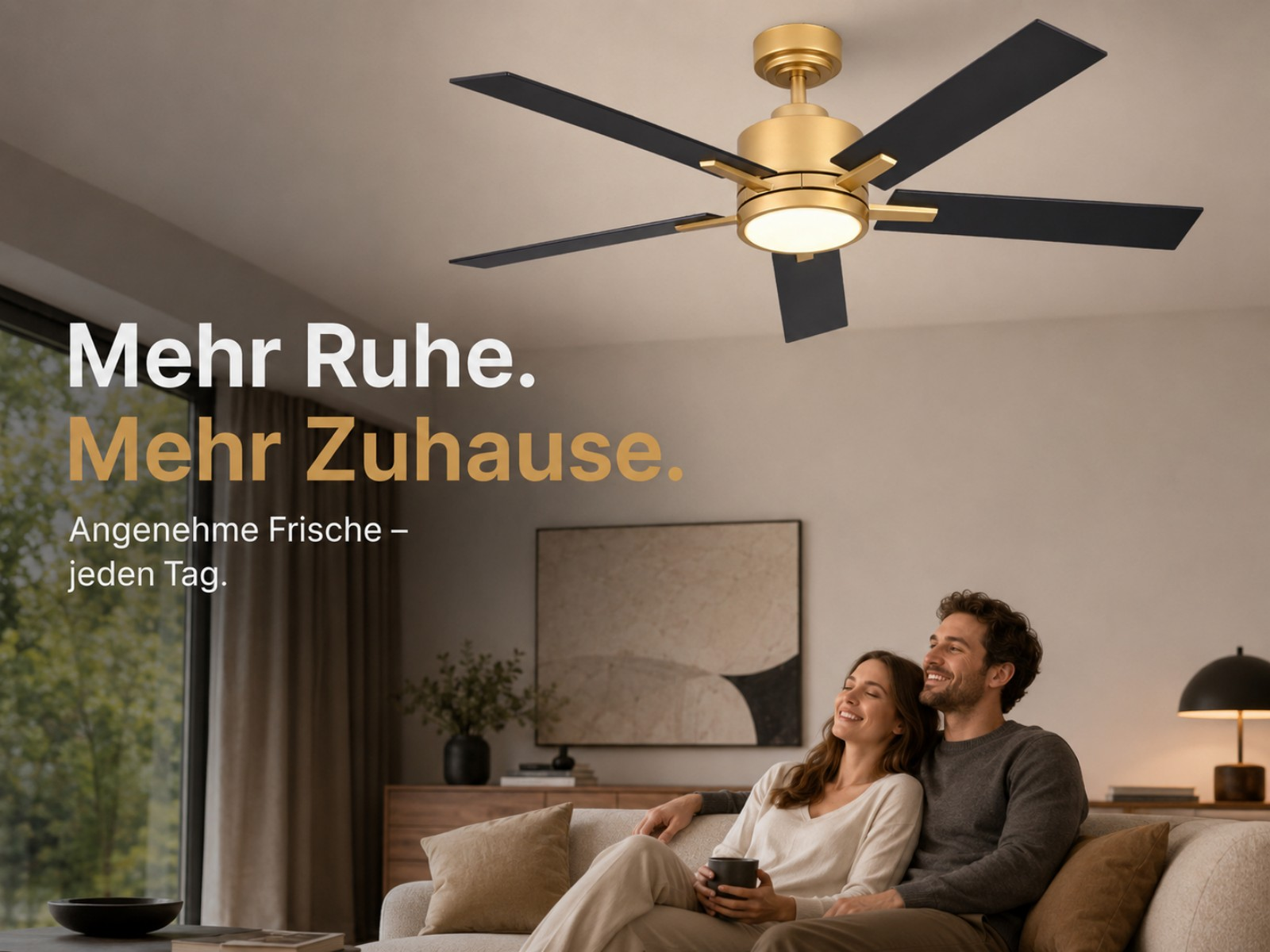 Ein Paar entspannt auf einem Sofa unter einem Deckenventilator mit Licht.