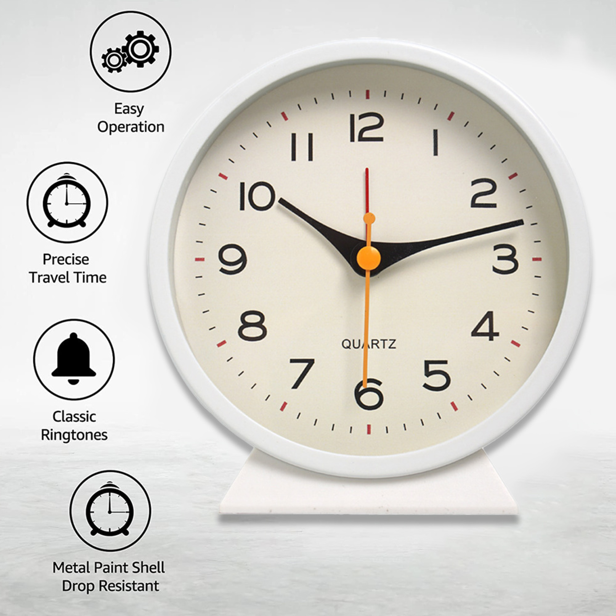 Eine weiße analoge Weckuhr mit schwarzen Zeigern und Ziffern auf cremefarbenem Zifferblatt.