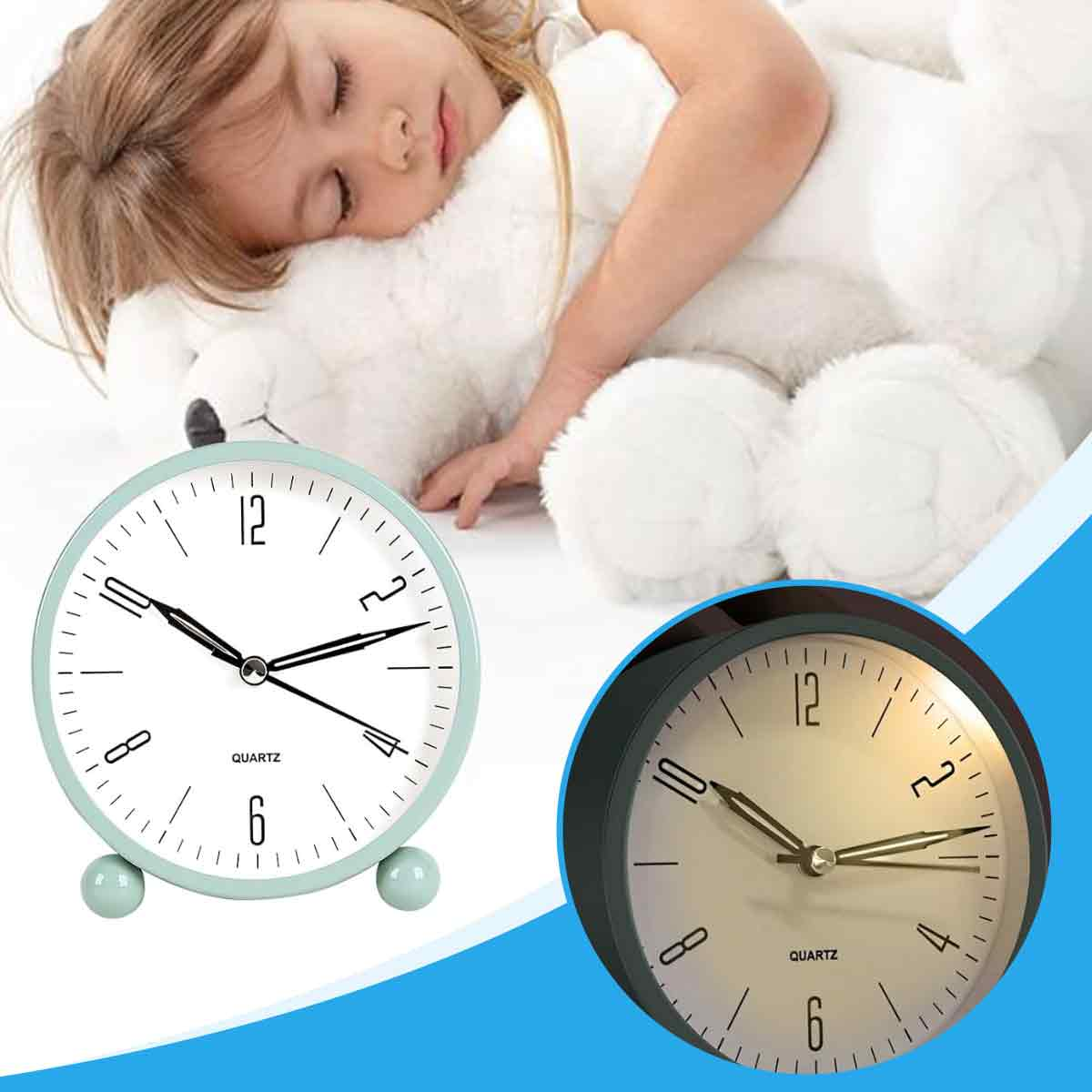 Ein kleines Mädchen schläft neben einem großen Teddybären und einem Wecker.