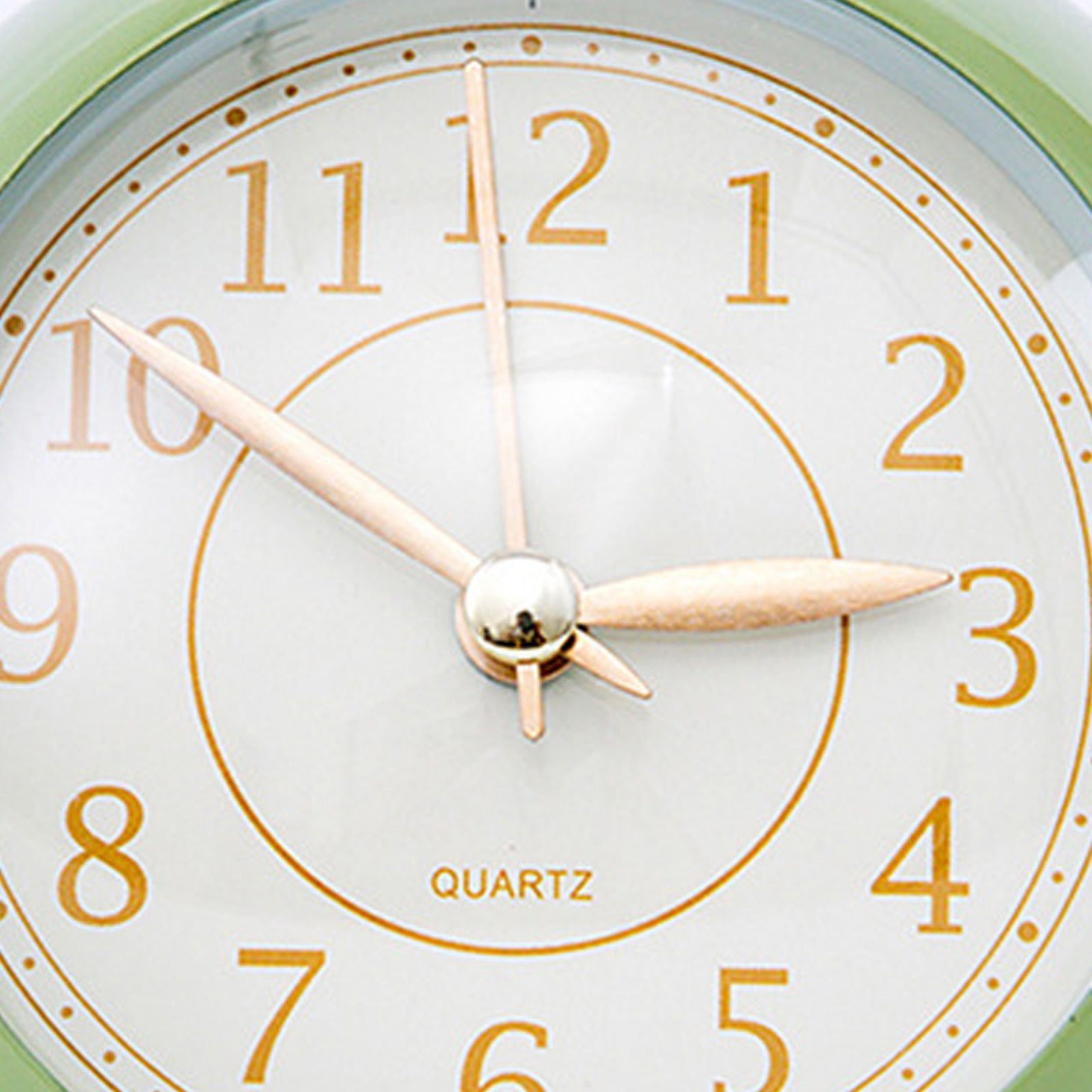 Eine Nahaufnahme einer grünen Uhr mit weißen Zifferblatt und goldenen Zeigern.