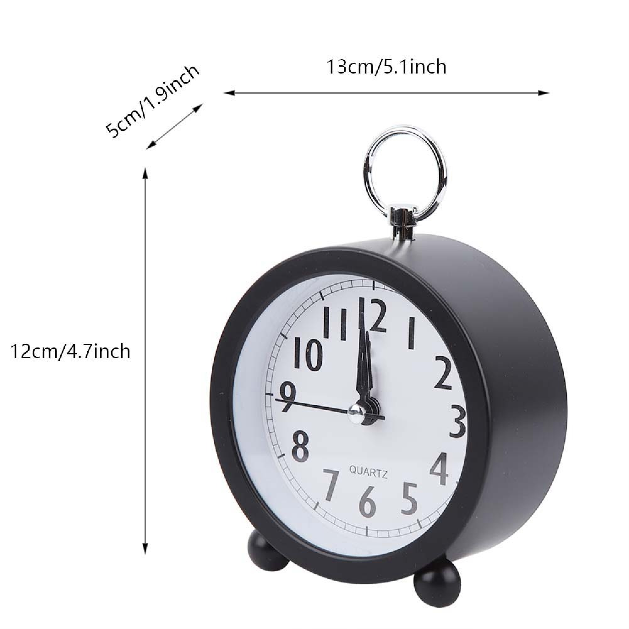 Eine schwarze analoge Weckuhr mit weißem Zifferblatt, silbernem Ring oben. Maße gezeigt.
