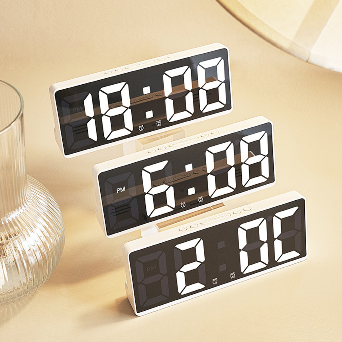 Drei digitale Wecker zeigen 18:08, 6:08 und 2:08 Uhr an.