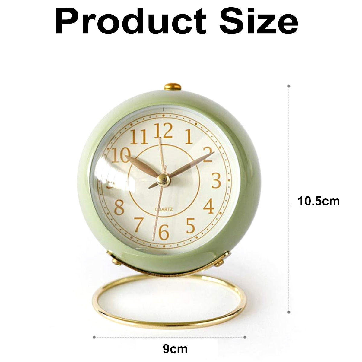 Eine grüne analoge Weckuhr mit goldenen Akzenten, 10,5 cm hoch und 9 cm breit.