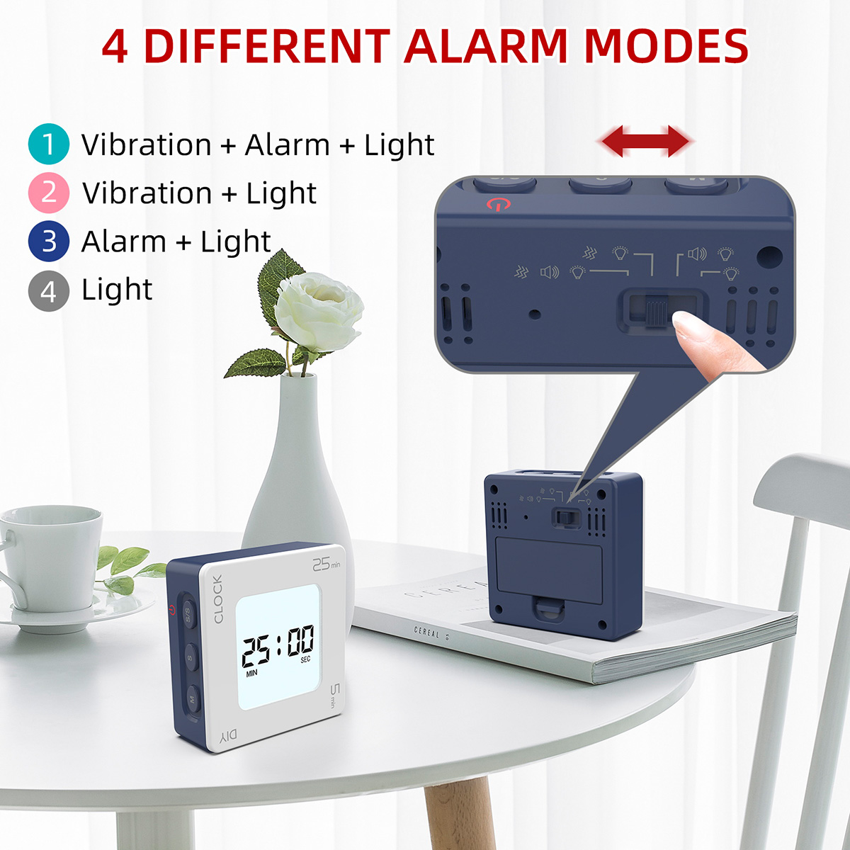 Ein Wecker mit vier Alarmmodi, einer weißen Rose und einer Tasse auf einem Tisch.