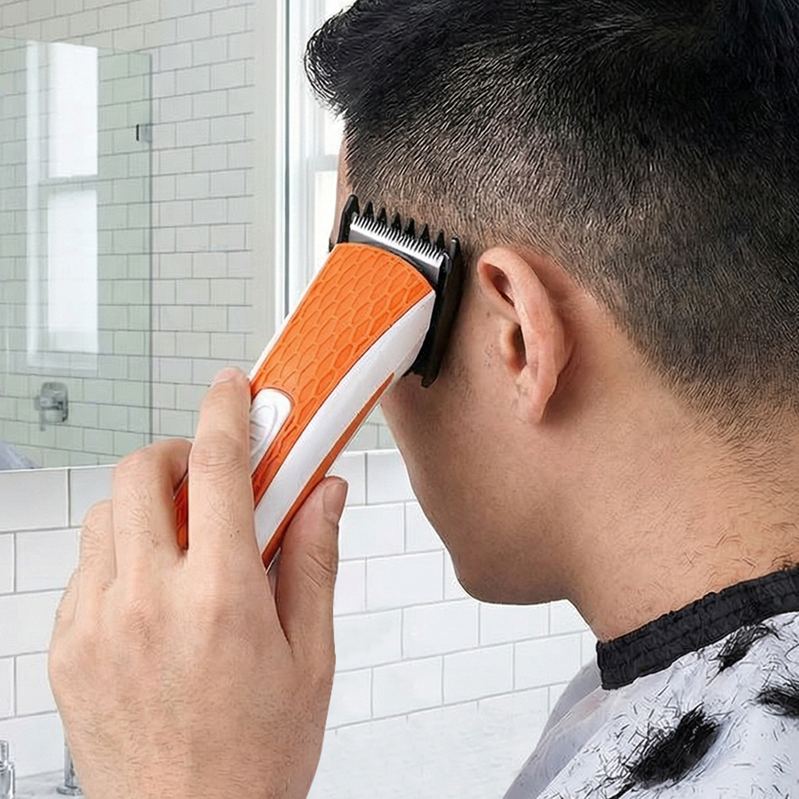 Mann trimmt seinen Nacken mit einem orange-weißen Haarschneider vor einem Spiegel.