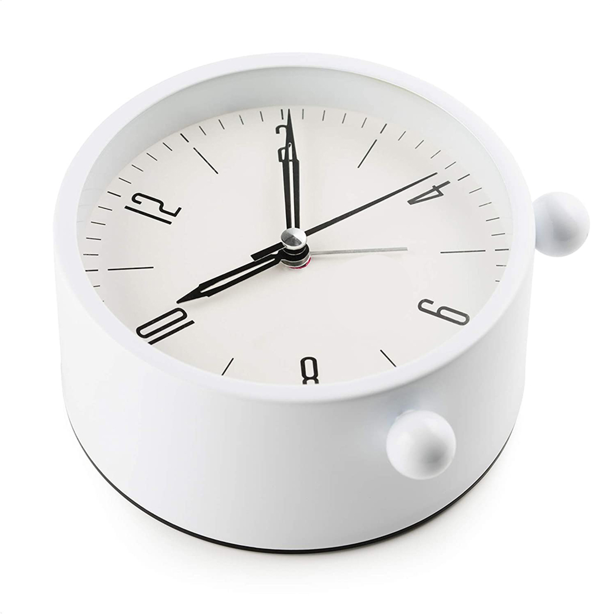 Ein weißer Wecker mit schwarzen Zeigern zeigt fast 12 Uhr.