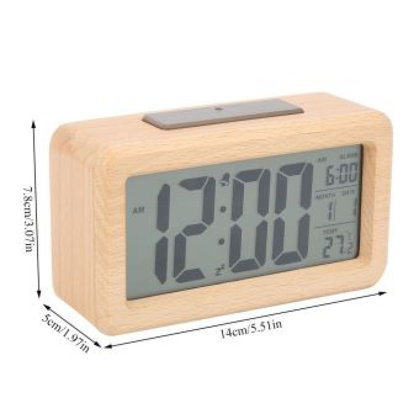 Ein digitaler Wecker aus hellem Holz zeigt 12:00, 6:00 Uhr und 27°C an.