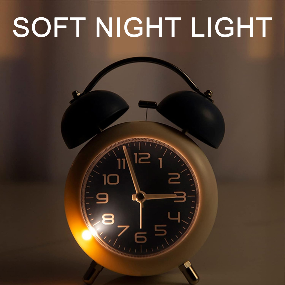 Eine runde, goldene Weckeruhr mit schwarzem Zifferblatt, sanftem gelben Schein.