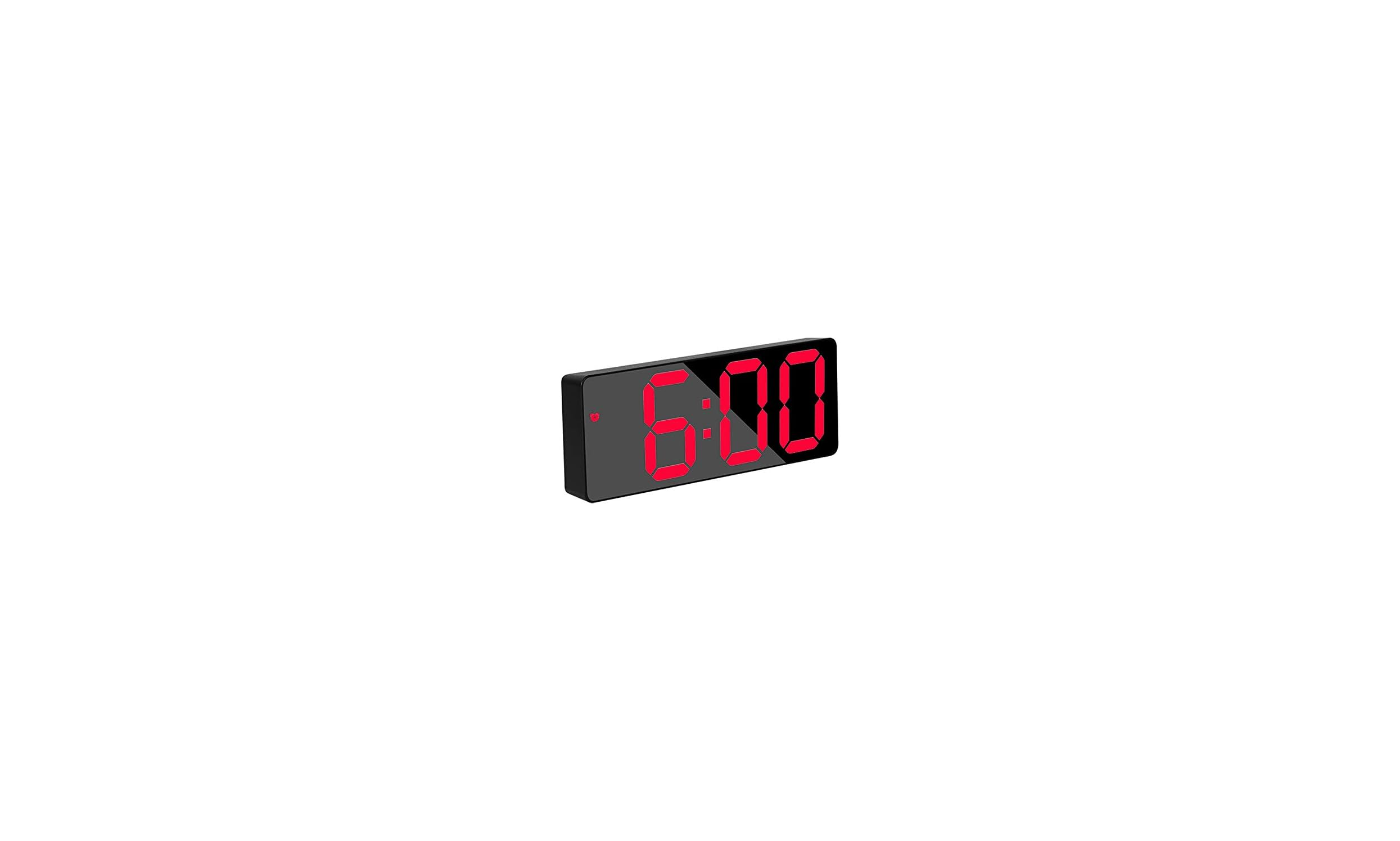 Ein digitaler Wecker zeigt 6:00 Uhr mit roten Ziffern an.