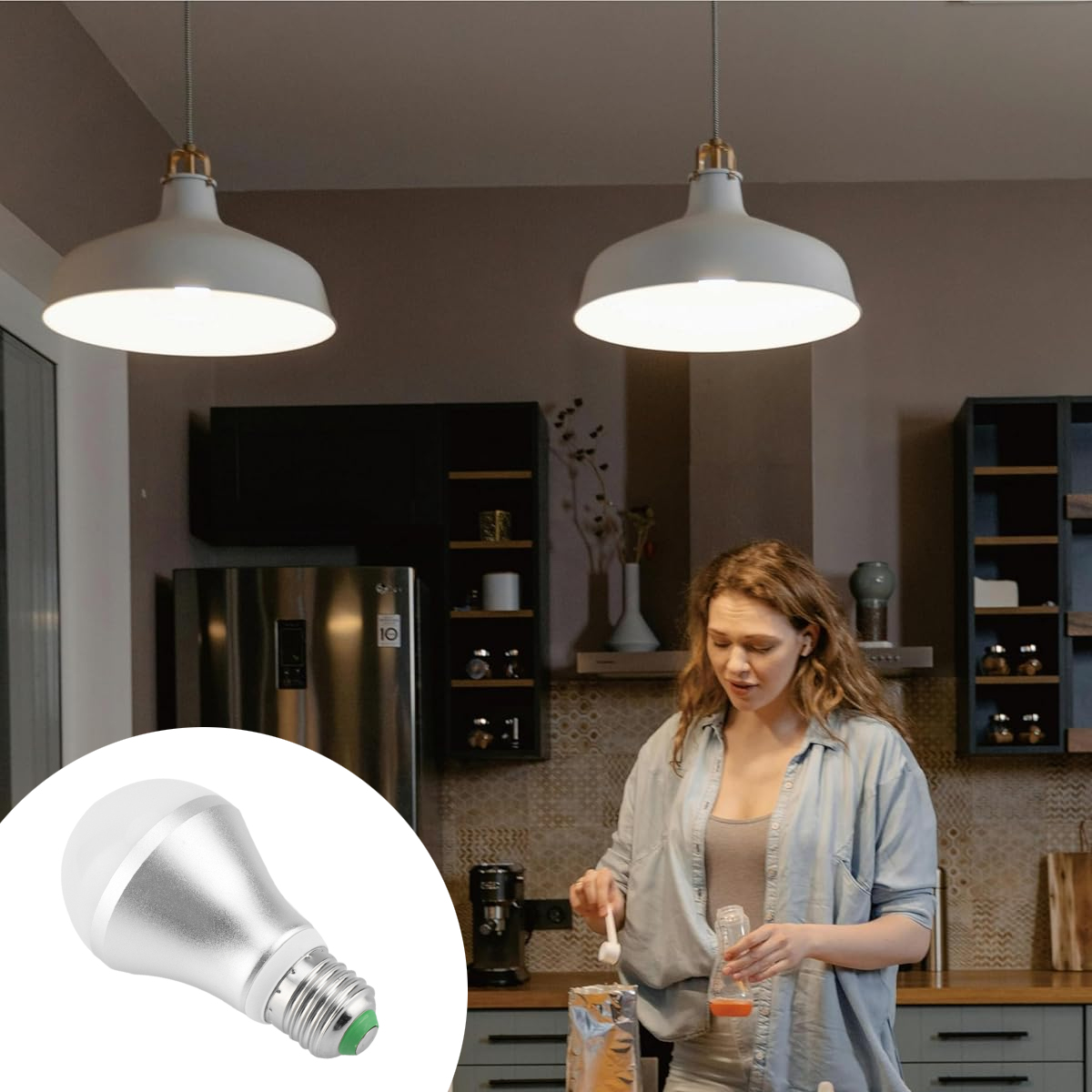 Eine Frau bereitet in einer Küche Essen zu, im Vordergrund eine silberne LED-Glühbirne.