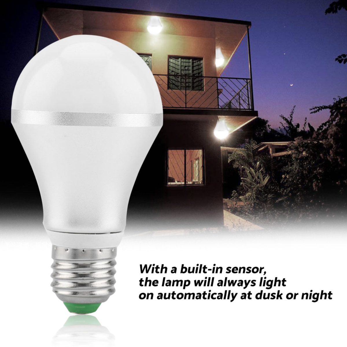 Eine weiße LED-Lampe vor einem Haus bei Nacht. Die Lampe hat einen Sensor.