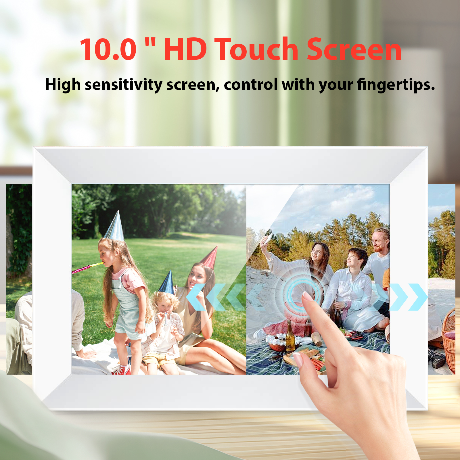 Ein 10-Zoll-HD-Touchscreen zeigt zwei Szenen: Kindergeburtstag im Freien und Picknick am Strand.