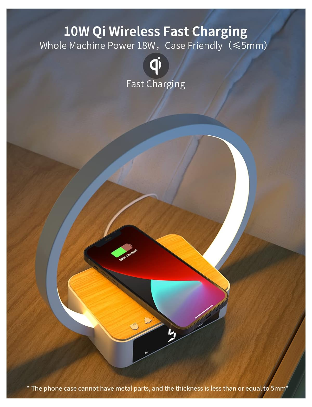 Ein Smartphone wird auf einem Holz-Ladegerät mit einem Lampenring geladen.