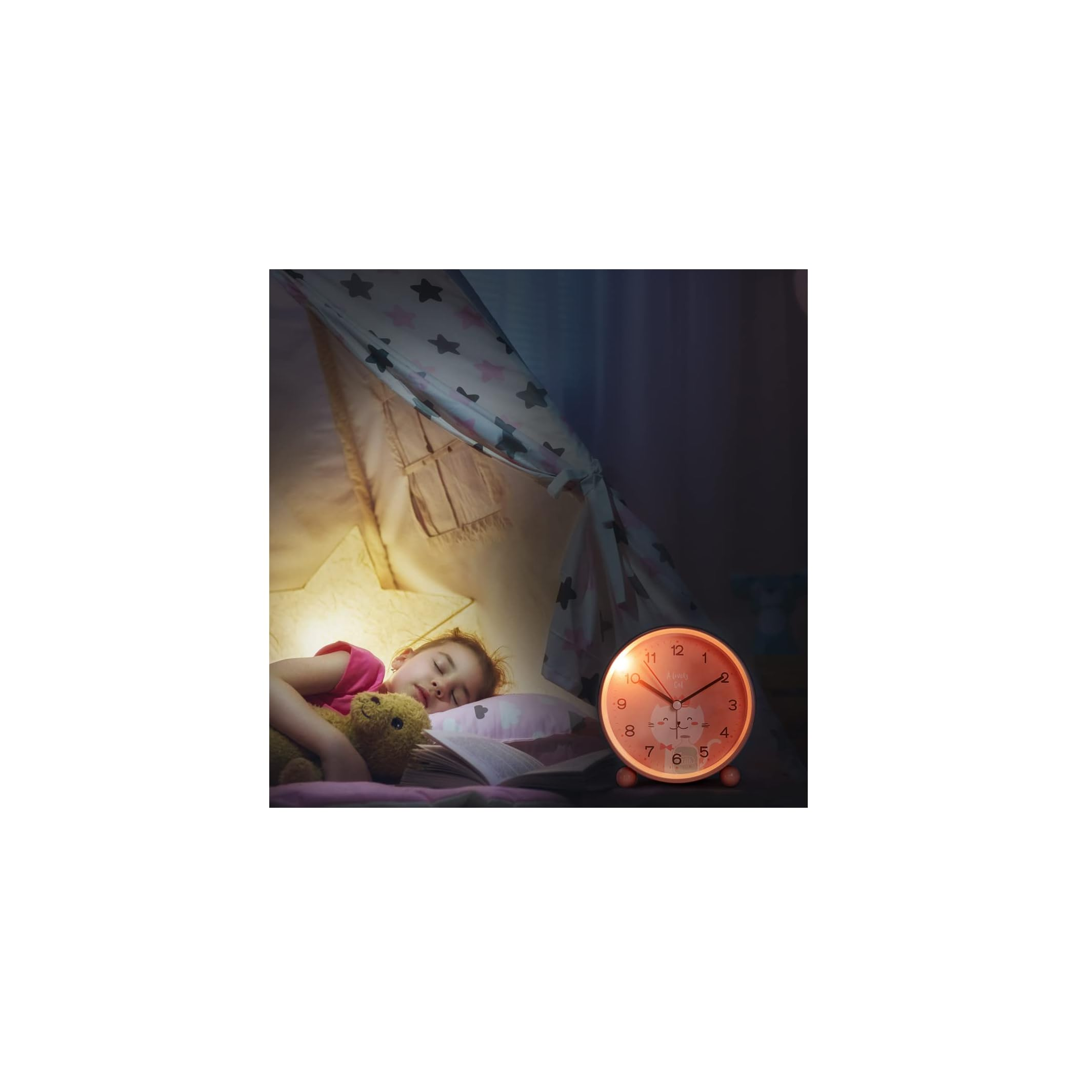 Ein kleines Mädchen schläft in einem Zelt mit Teddybär und Wecker.